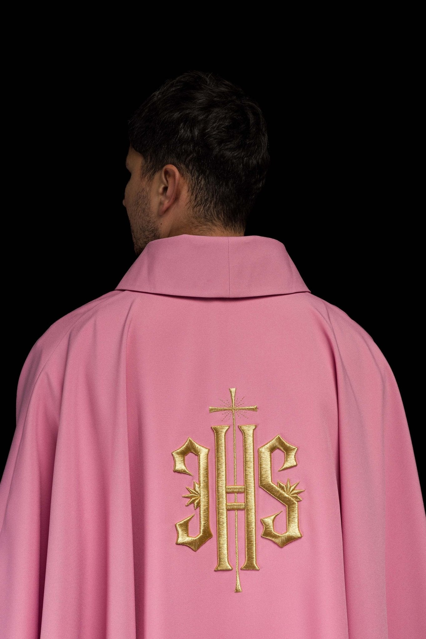 Chasuble brodée avec motif IHS en rose KOR/010/08/12 RÓŻ - CHASUBLES.FR