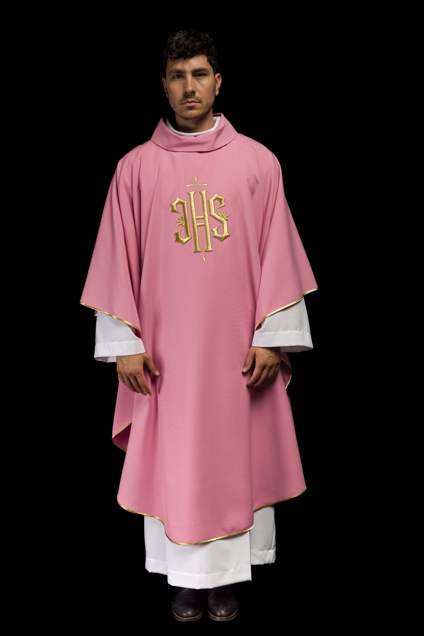 Chasuble brodée avec motif IHS en rose KOR/010/08/12 RÓŻ - CHASUBLES.FR