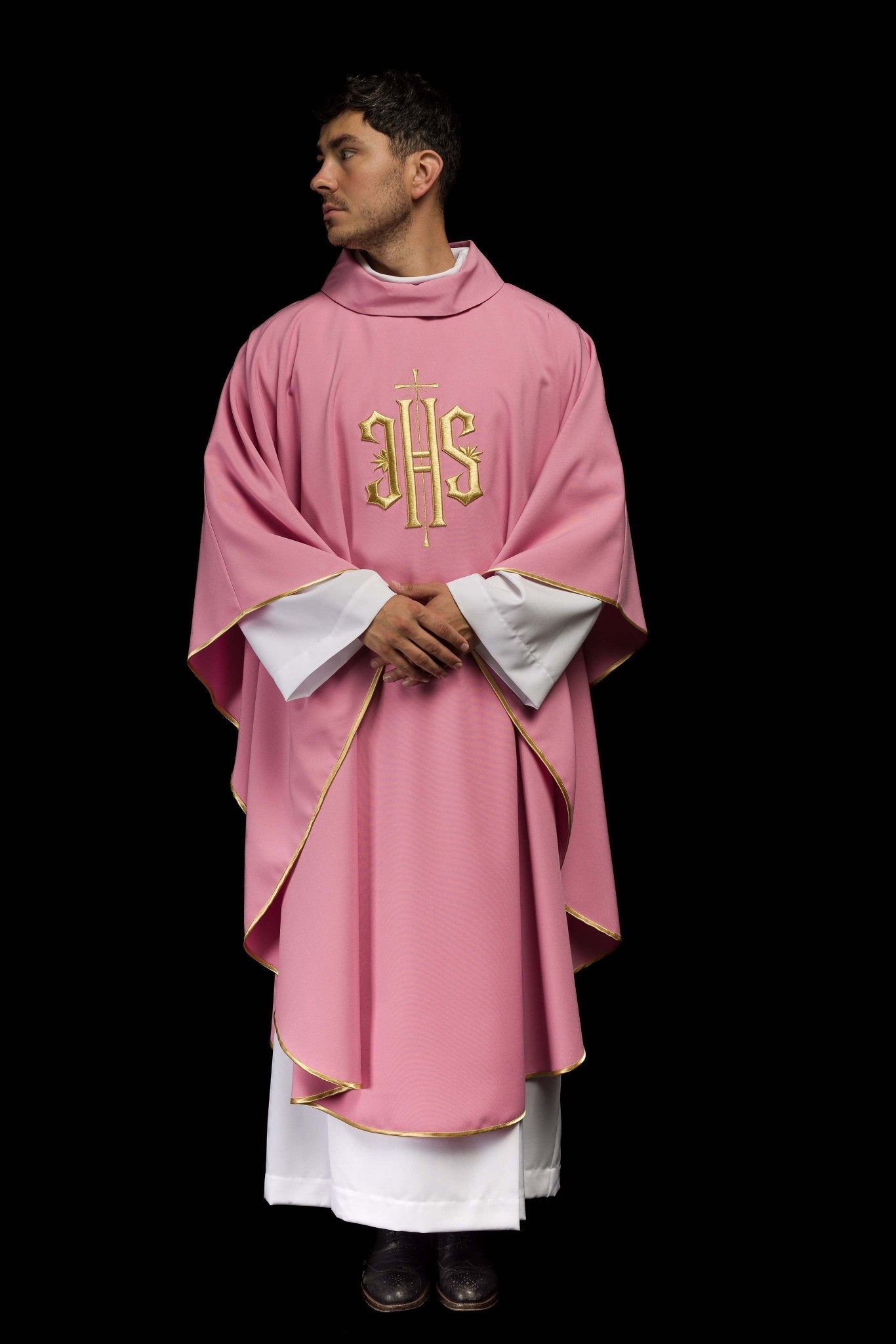 Chasuble brodée avec motif IHS en rose KOR/010/08/12 RÓŻ - CHASUBLES.FR