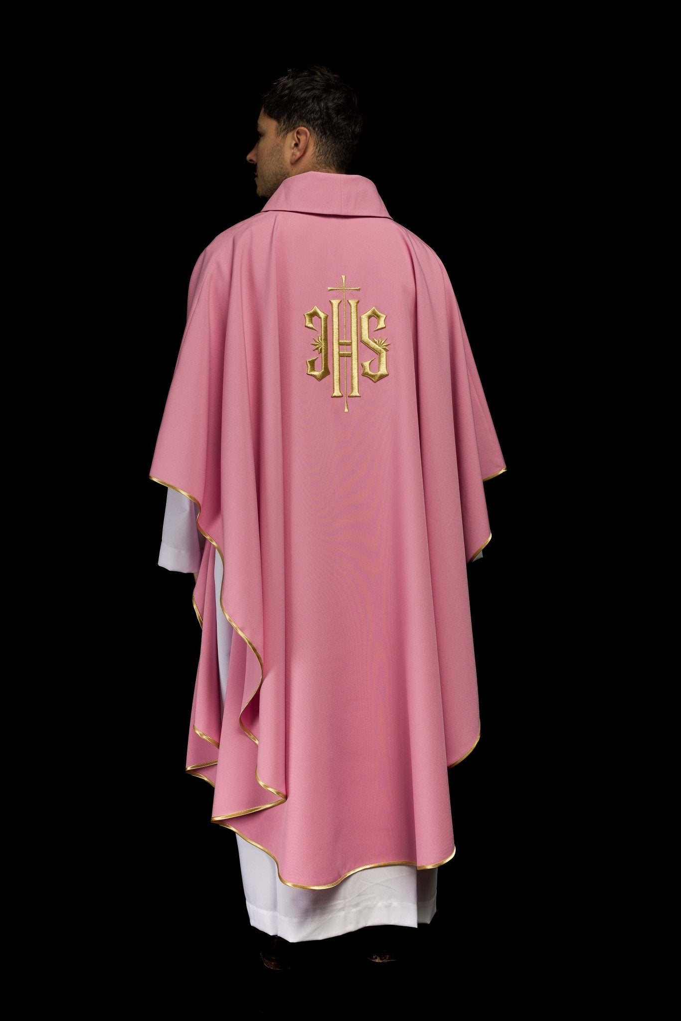 Chasuble brodée avec motif IHS en rose KOR/010/08/12 RÓŻ - CHASUBLES.FR