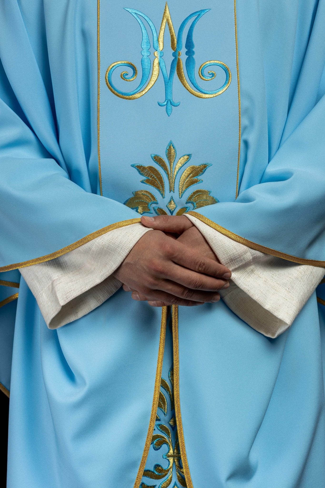 Chasuble brodée avec motif marial Bleu KOR/061/06/01 NIEBIESKI - CHASUBLES.FR