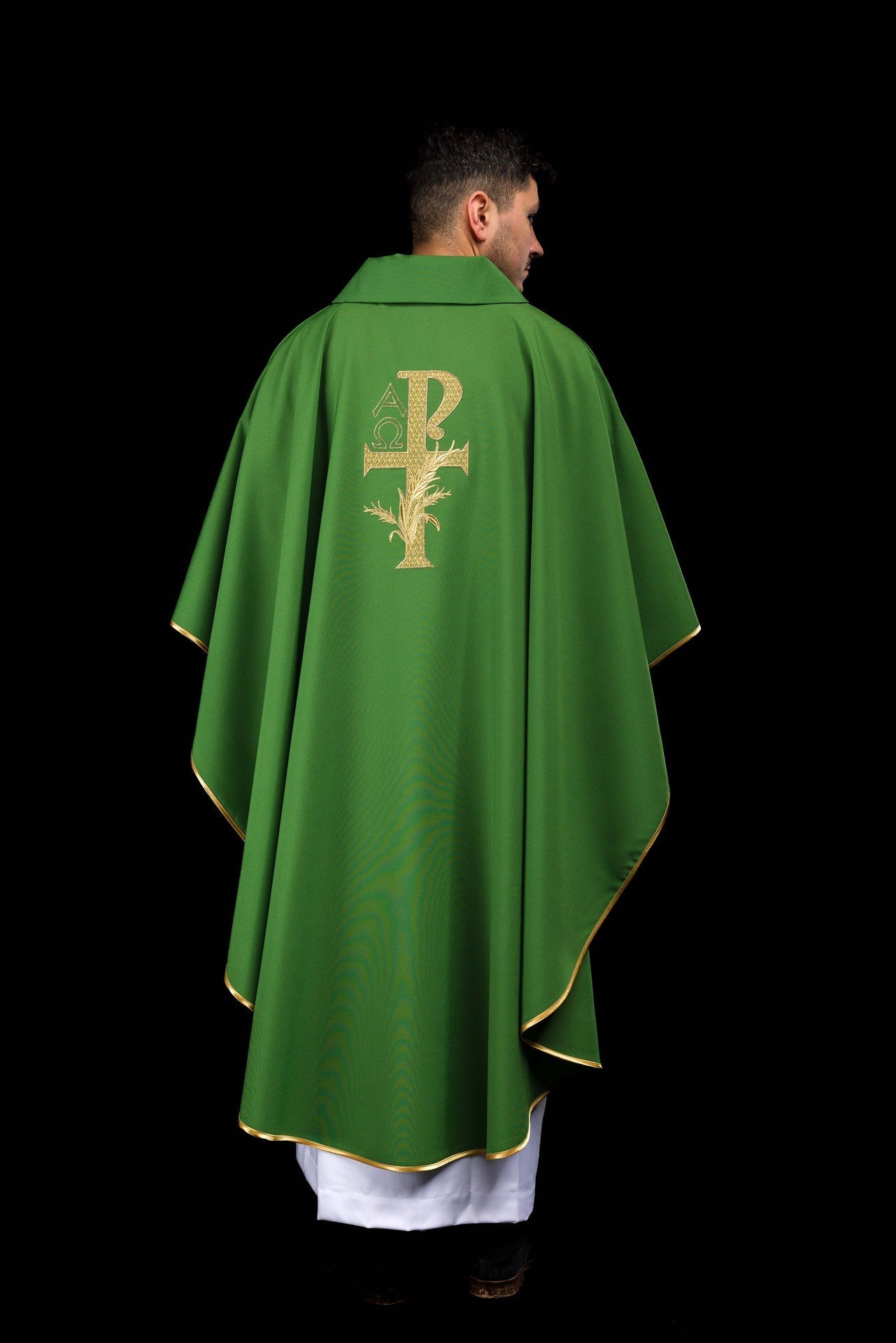 Chasuble brodée avec symbole Alpha et Oméga et large col verte KOK/004/01/12/KARO - CHASUBLES.FR