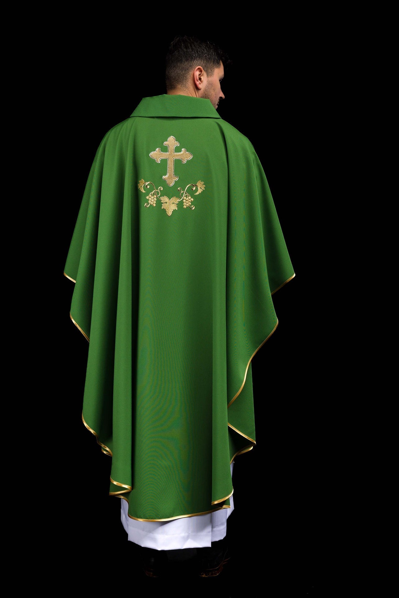 Chasuble brodée avec symbole de croix et large col verte KOK/001/01/12/KARO - CHASUBLES.FR