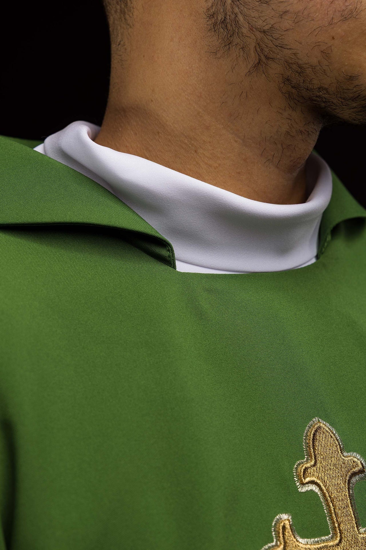Chasuble brodée avec symbole de croix et large col verte KOK/001/01/12/KARO - CHASUBLES.FR