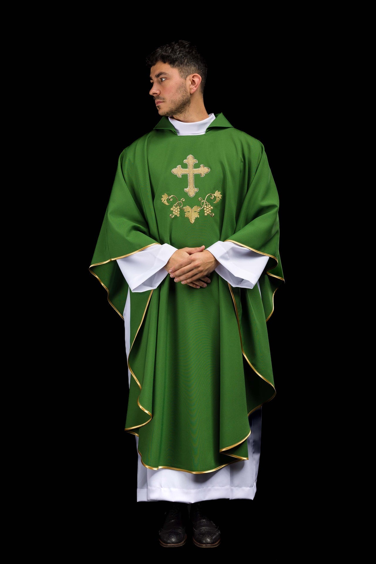 Chasuble brodée avec symbole de croix et large col verte KOK/001/01/12/KARO - CHASUBLES.FR