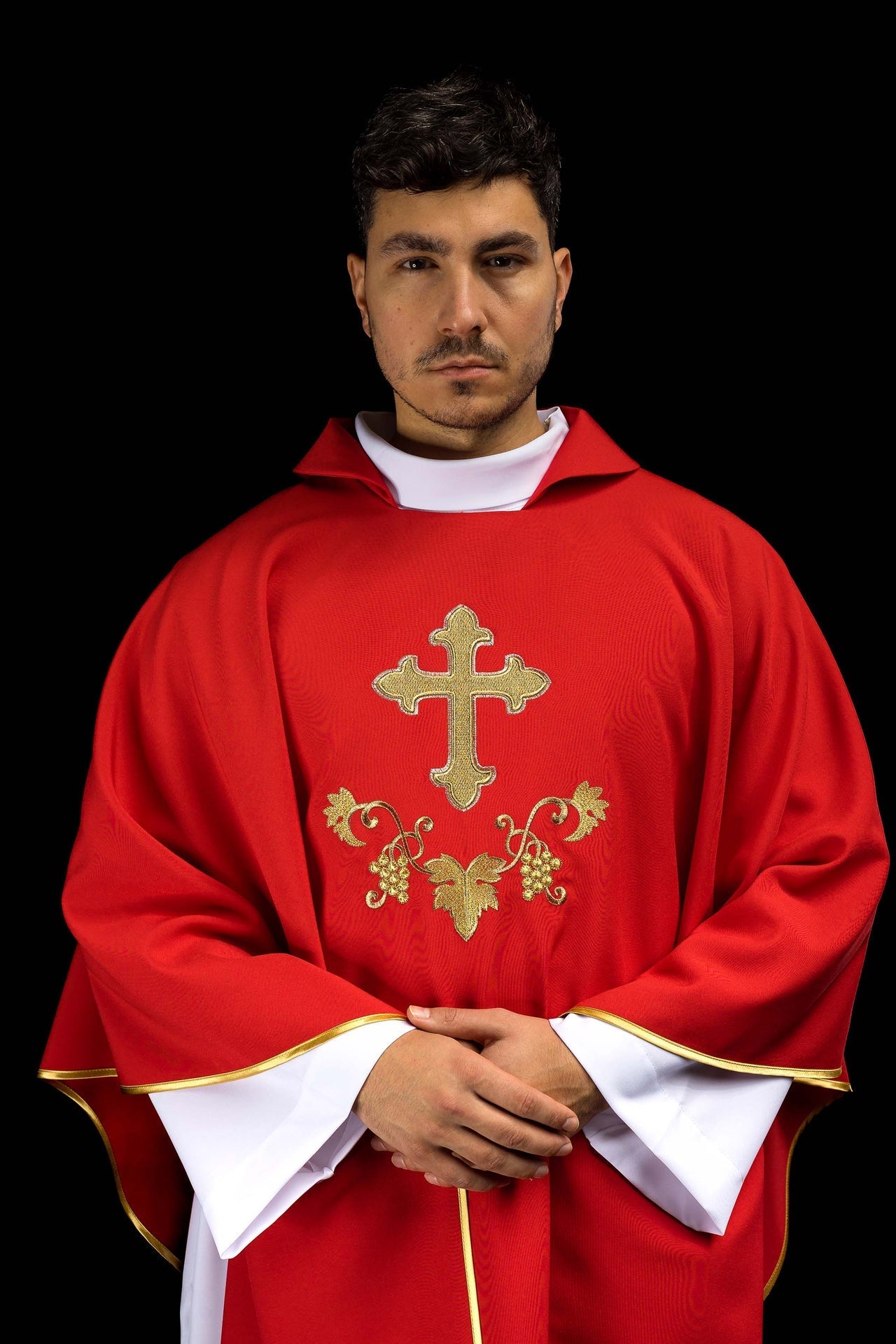 Chasuble brodée avec symbole de la croix et large col rouge KOK/001/02/12/KARO - CHASUBLES.FR