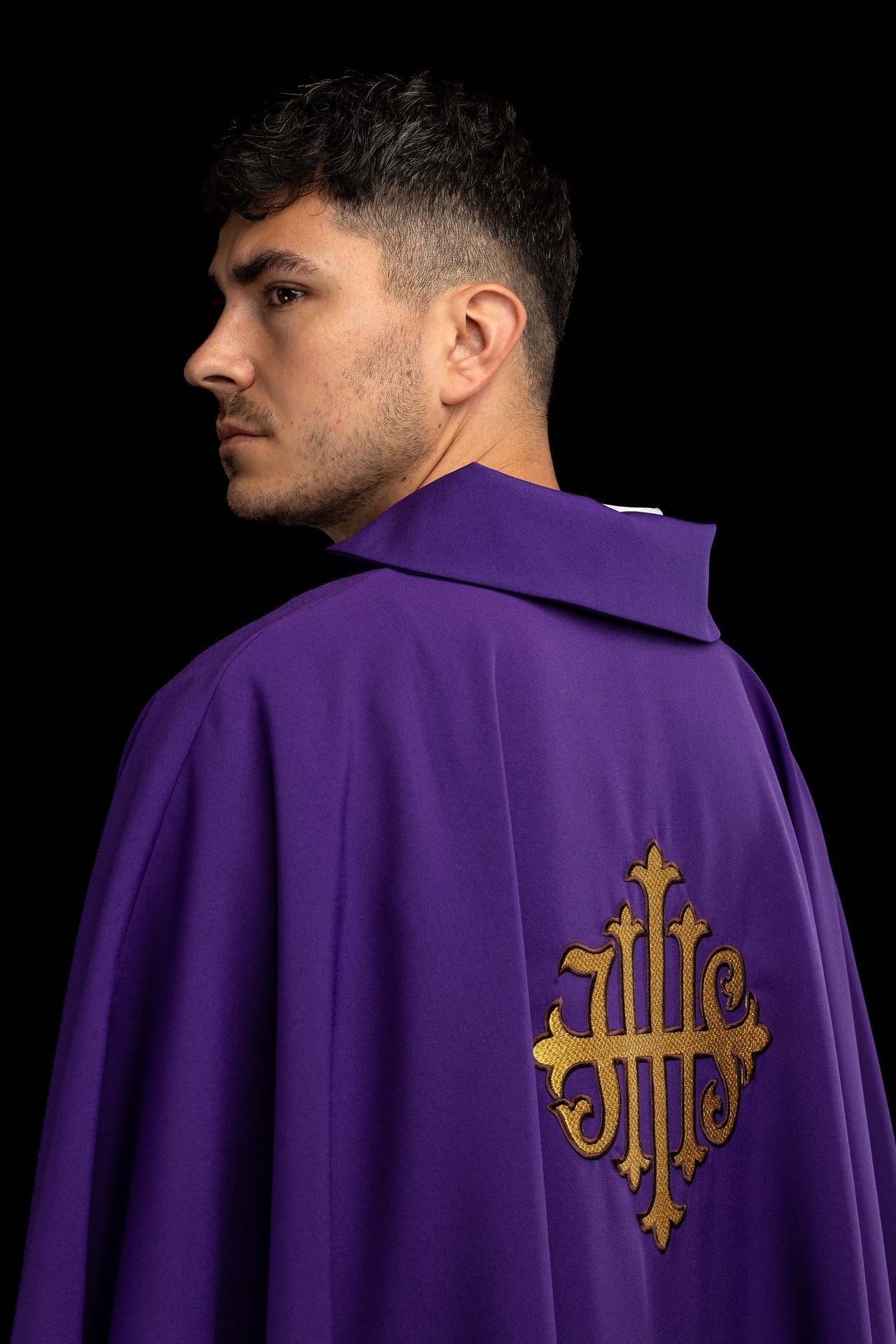 Chasuble brodée avec symbole JHS et large col violette KOK/005/03/12/KARO - CHASUBLES.FR