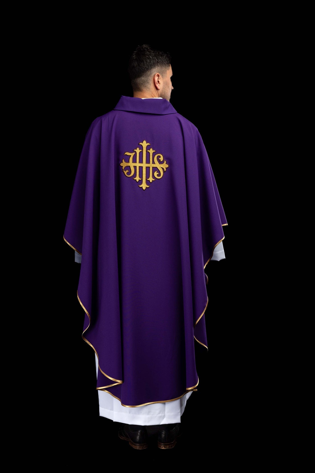 Chasuble brodée avec symbole JHS et large col violette KOK/005/03/12/KARO - CHASUBLES.FR