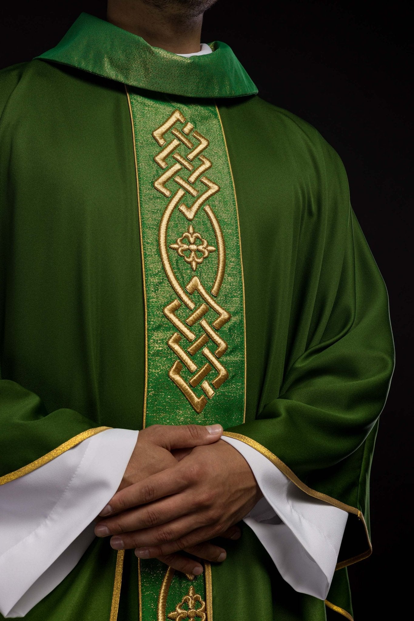 Chasuble brodée Croix verte KOR/266/01/53 - CHASUBLES.FR