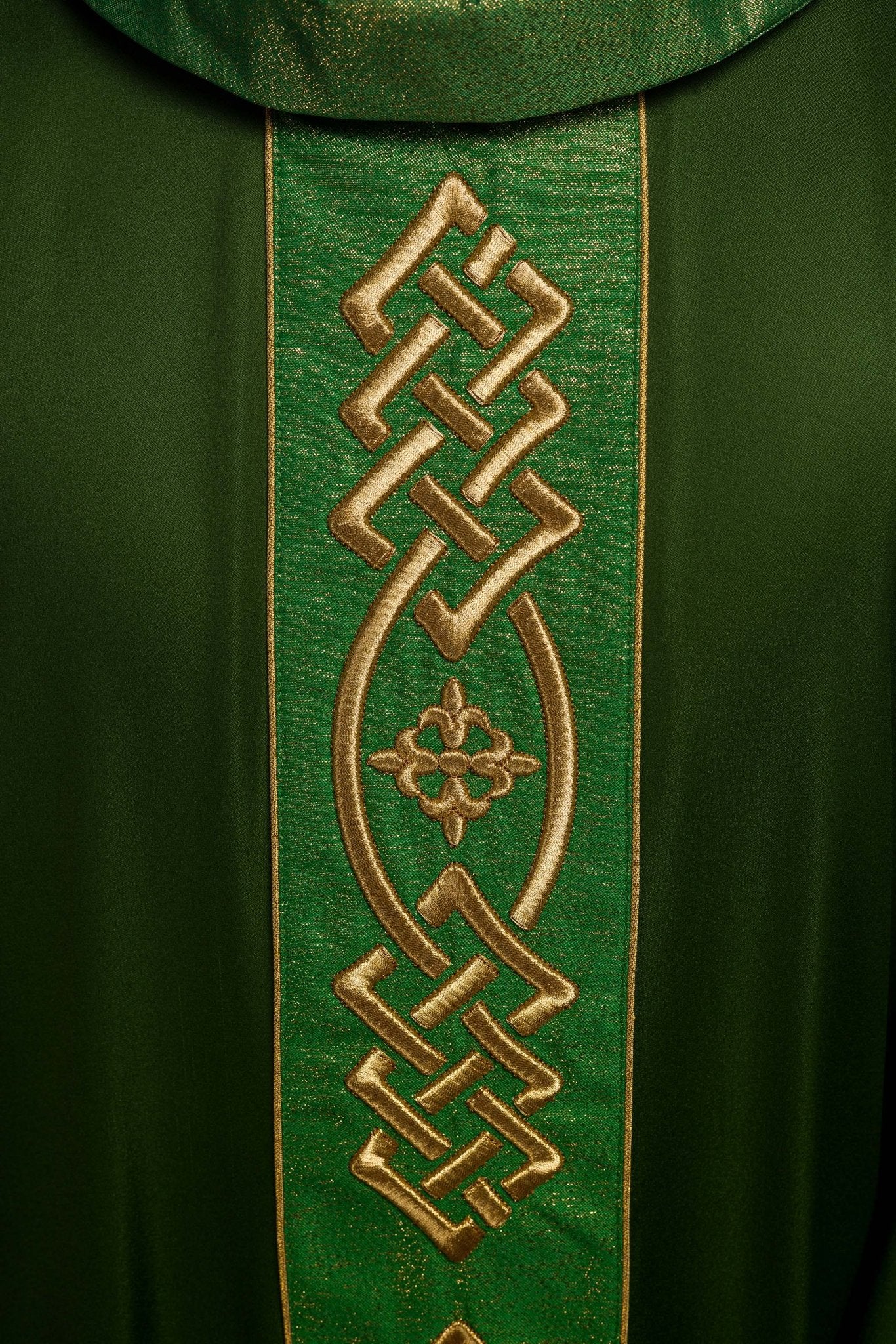 Chasuble brodée Croix verte KOR/266/01/53 - CHASUBLES.FR
