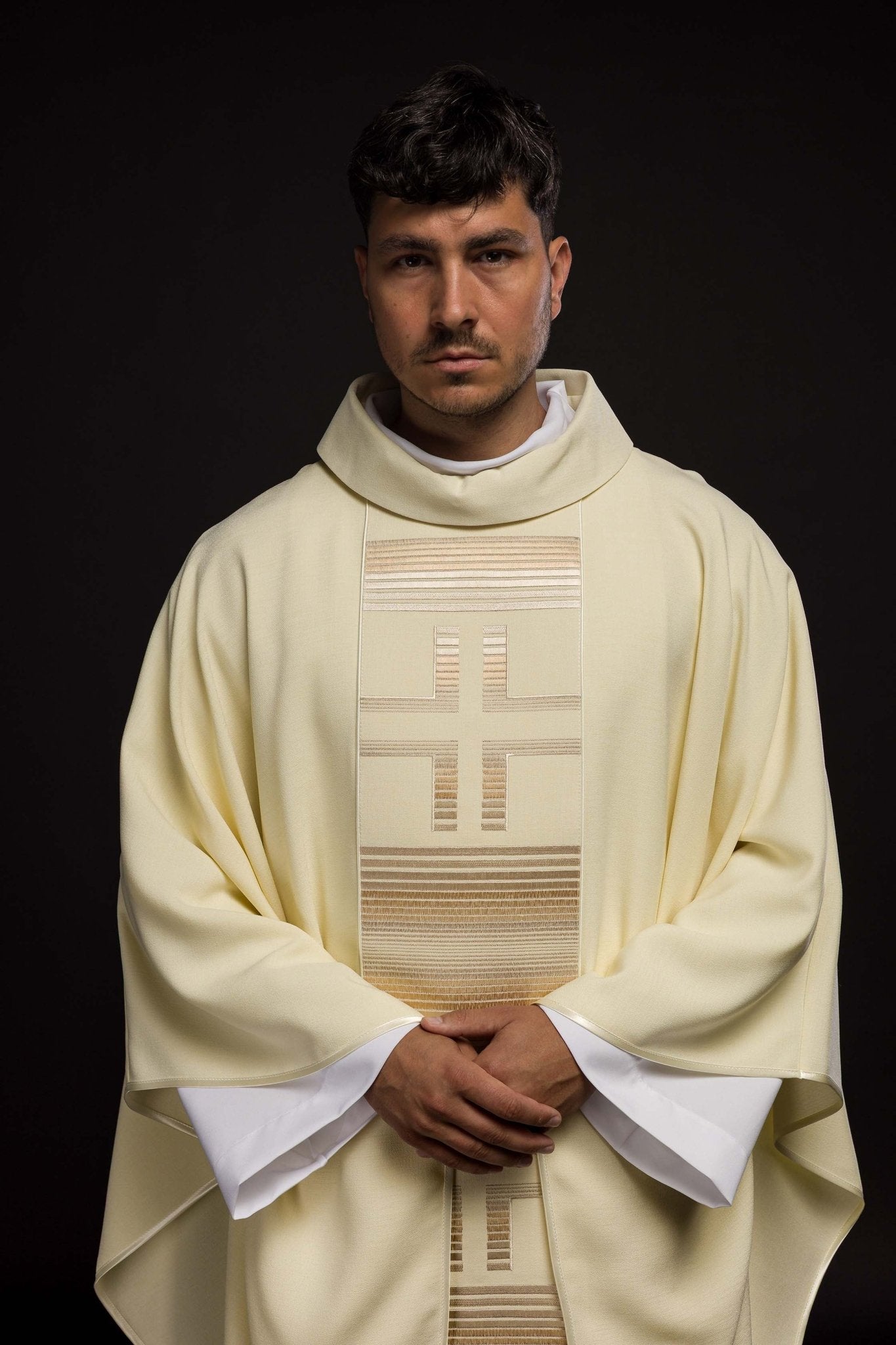 Chasuble brodée de croix en écru HA7032 - 05 ECRU - CHASUBLES.FR
