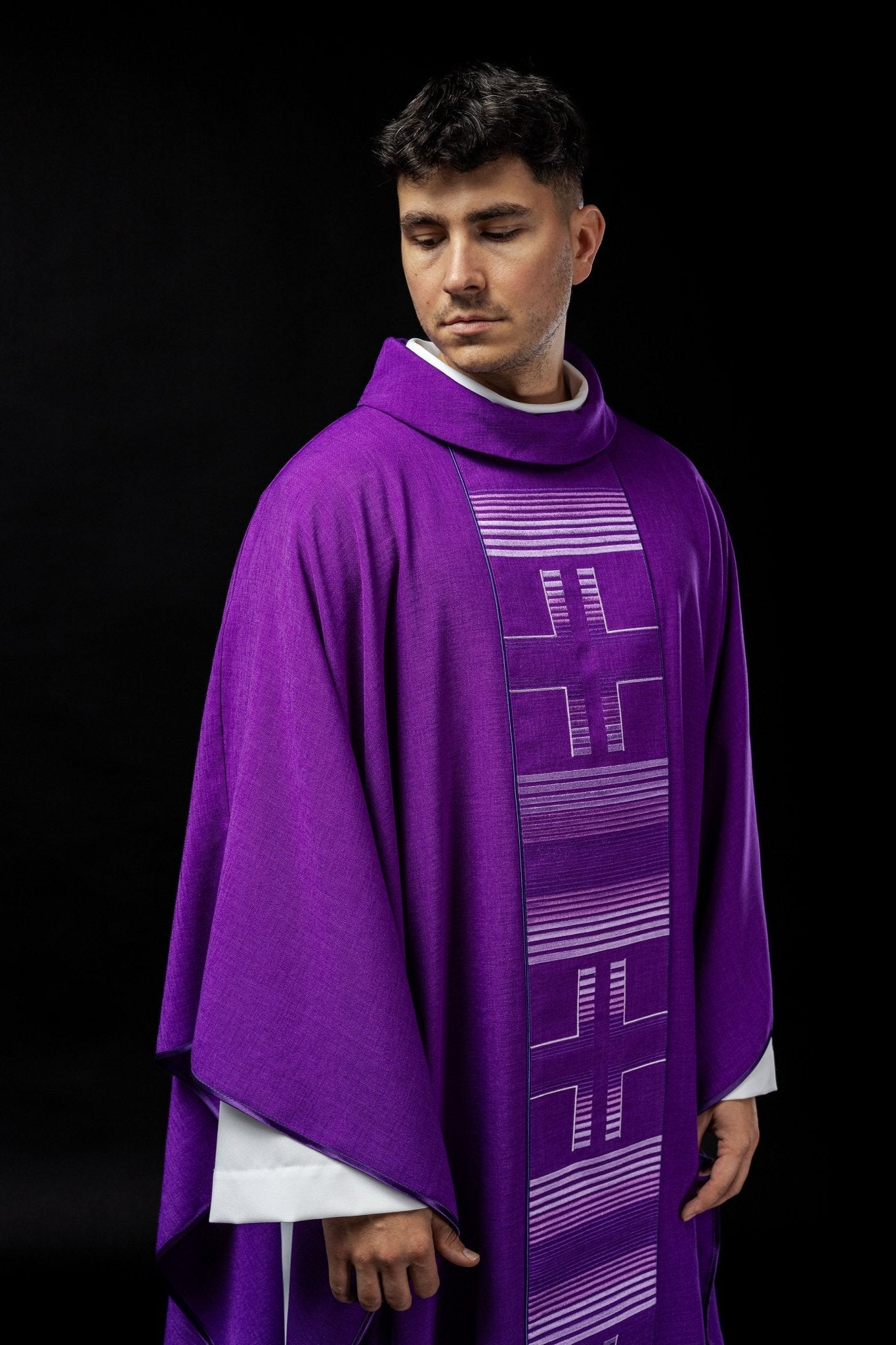 Chasuble brodée de croix en violet HA7032 - 03 FIOLET - CHASUBLES.FR