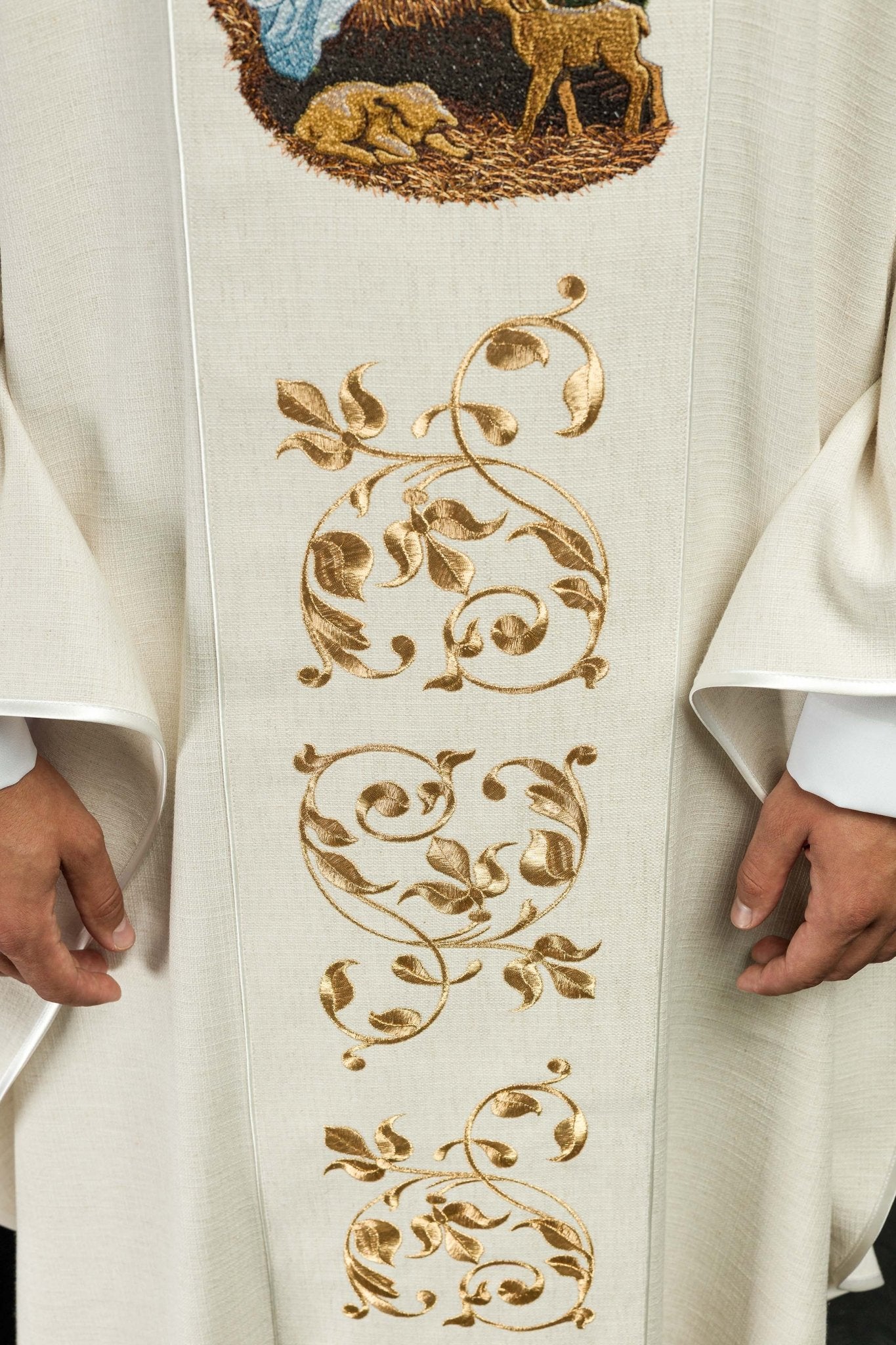 Chasuble brodée de l'image de la Sainte Famille tissu naturel KOR/276/05/49 - CHASUBLES.FR