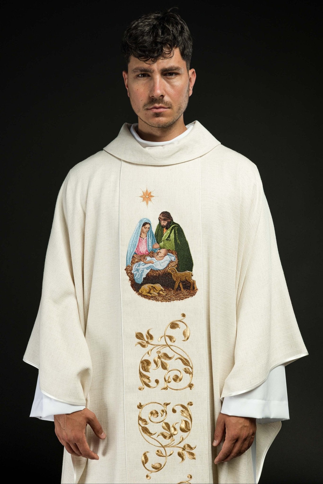 Chasuble brodée de l'image de la Sainte Famille tissu naturel KOR/276/05/49 - CHASUBLES.FR