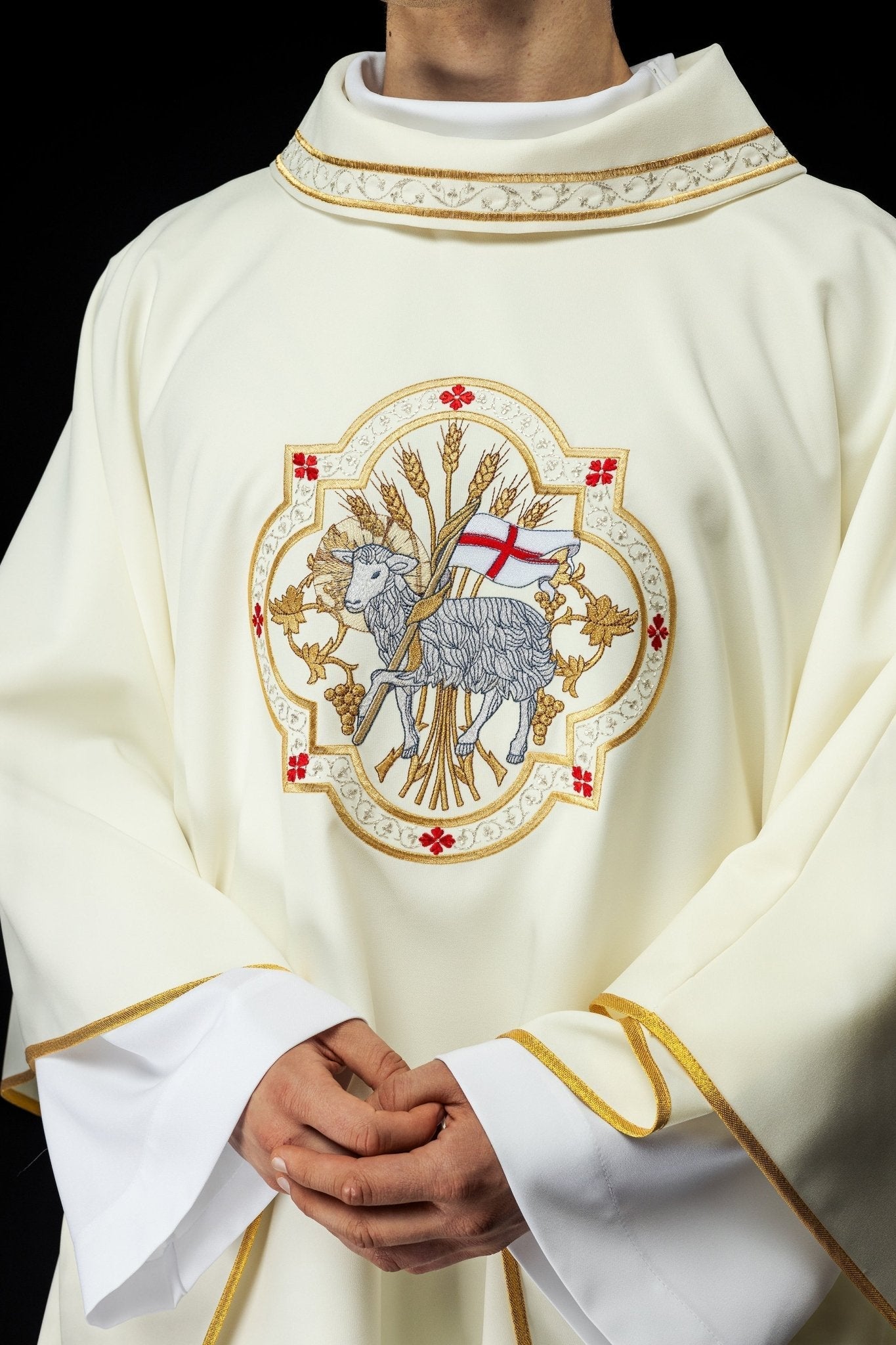Chasuble brodée d'un motif d'agneau écru KOR/396/05/01 - CHASUBLES.FR