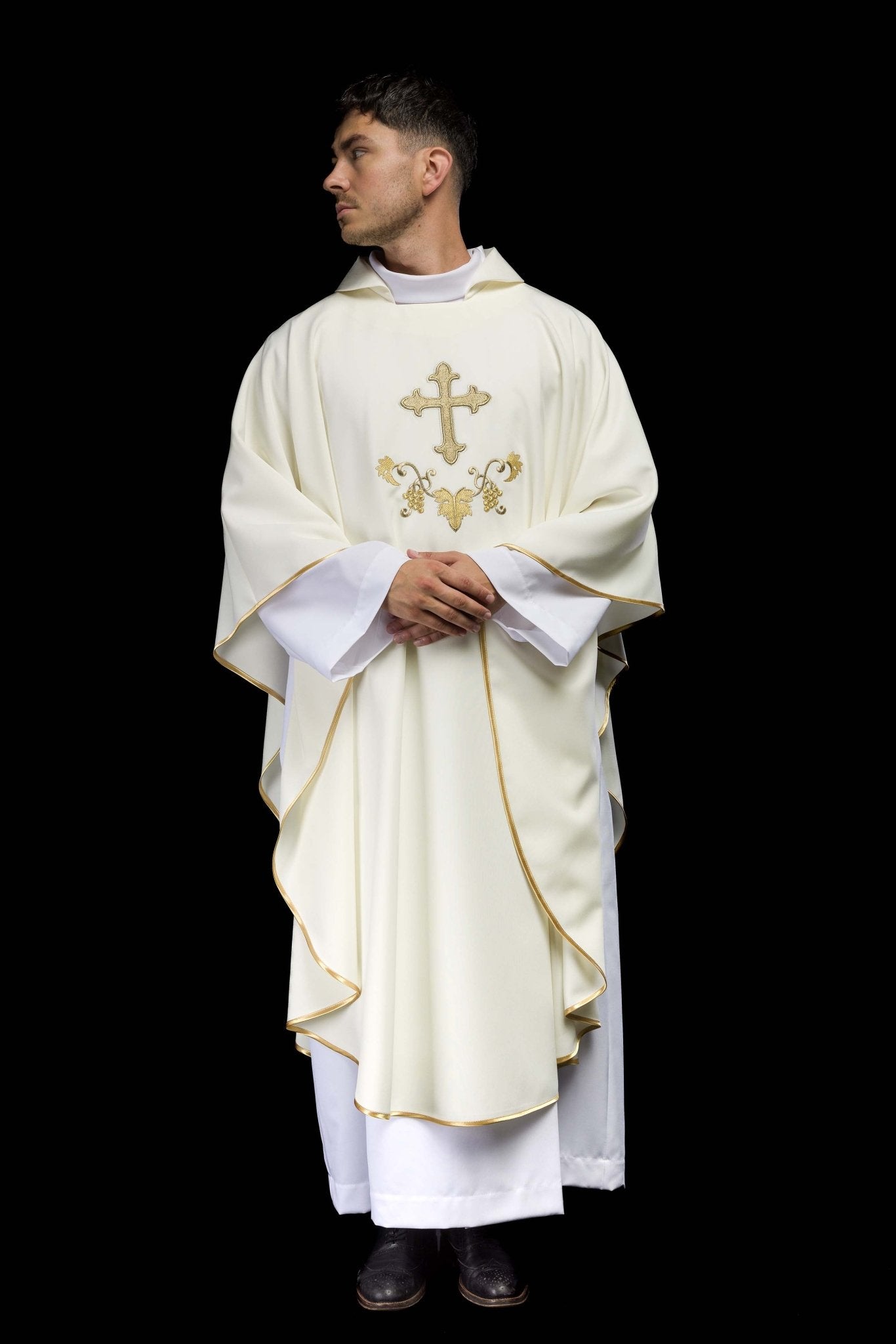 Chasuble brodée écru avec un symbole de croix et un large col KOK/001/05/12/KARO - CHASUBLES.FR