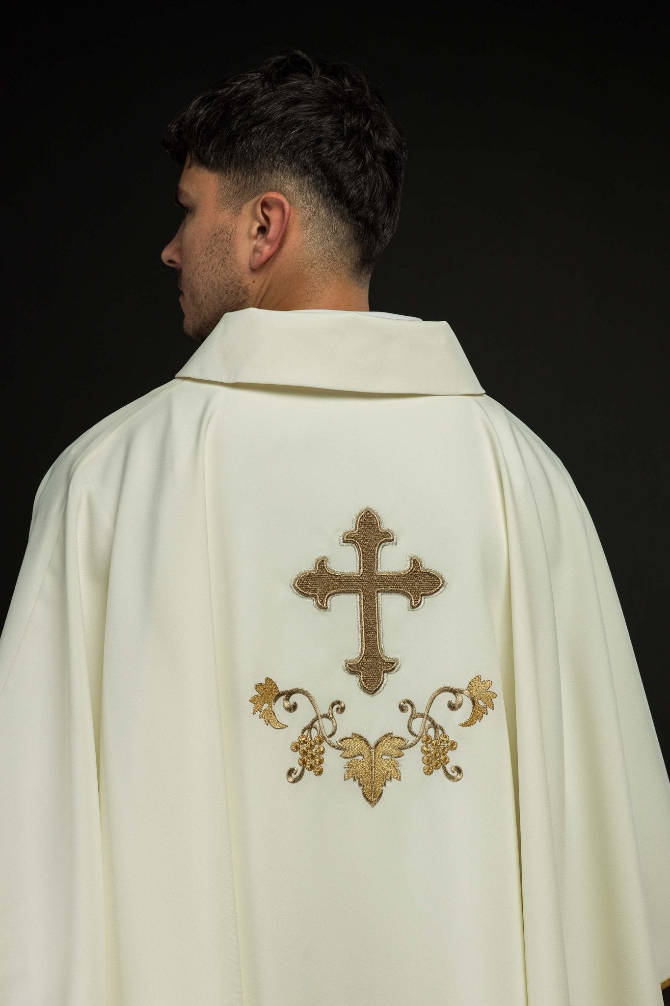 Chasuble brodée écru avec un symbole de croix et un large col KOK/001/05/12/KARO - CHASUBLES.FR