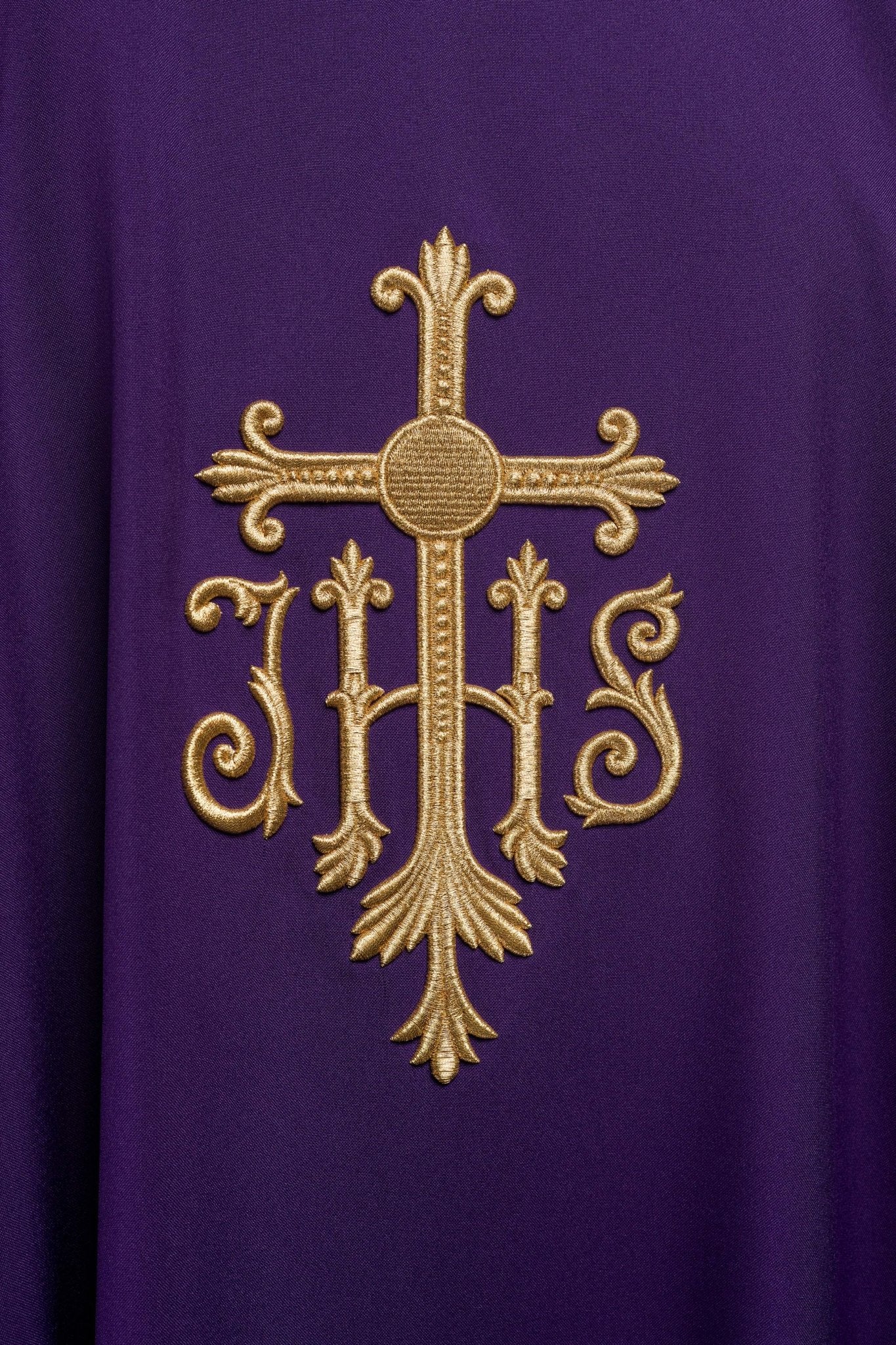 Chasuble brodée en violet avec croix et JHS KOR/255/03/12 - CHASUBLES.FR