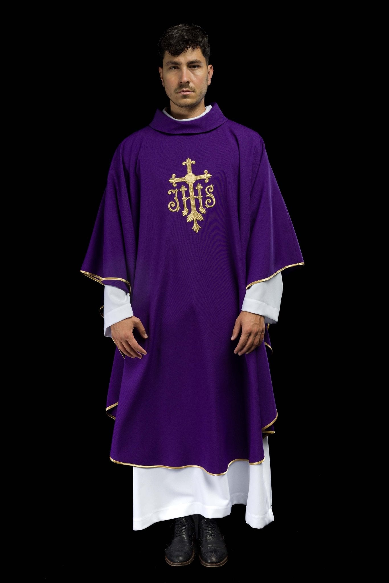 Chasuble brodée en violet avec croix et JHS KOR/255/03/12 - CHASUBLES.FR