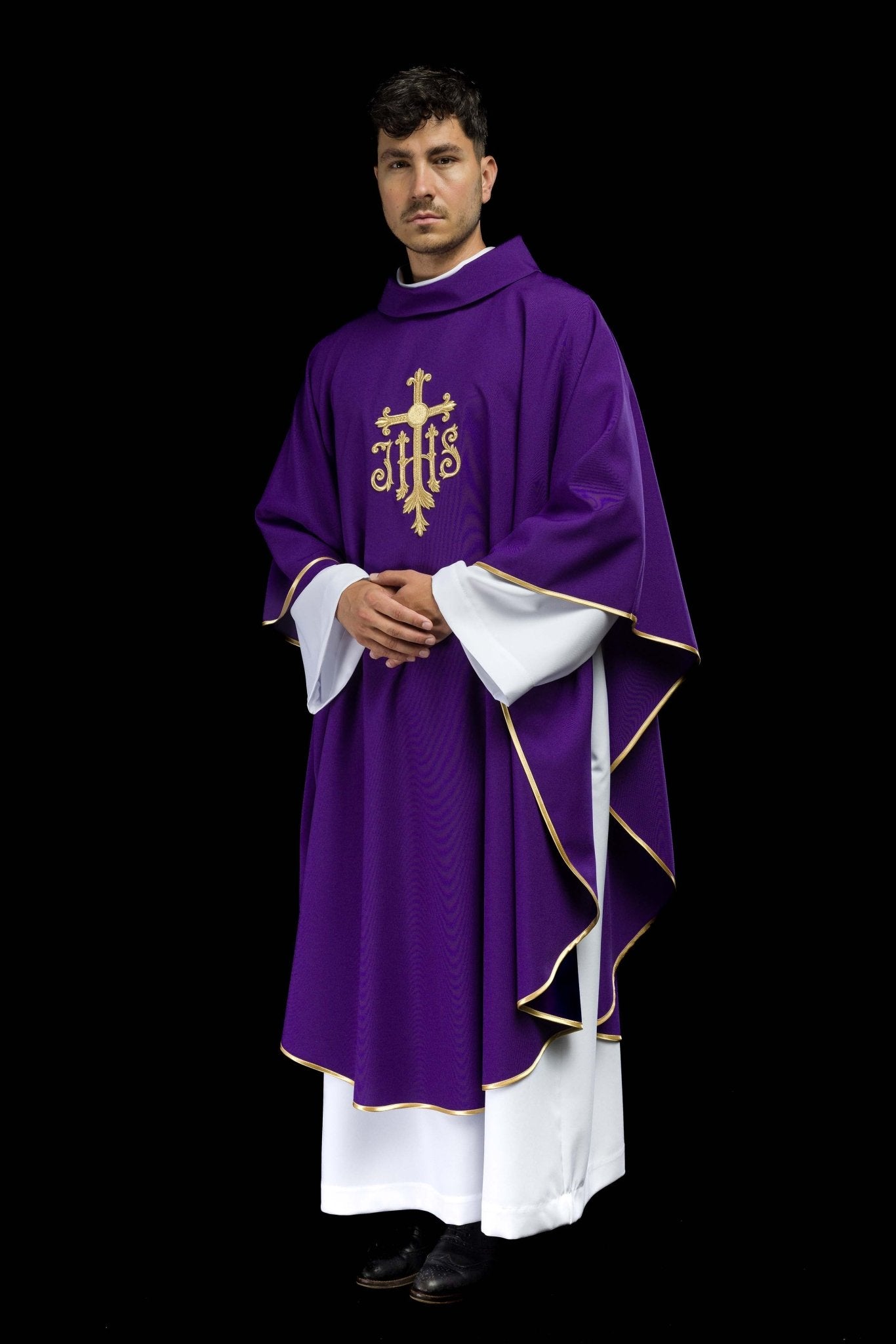 Chasuble brodée en violet avec croix et JHS KOR/255/03/12 - CHASUBLES.FR