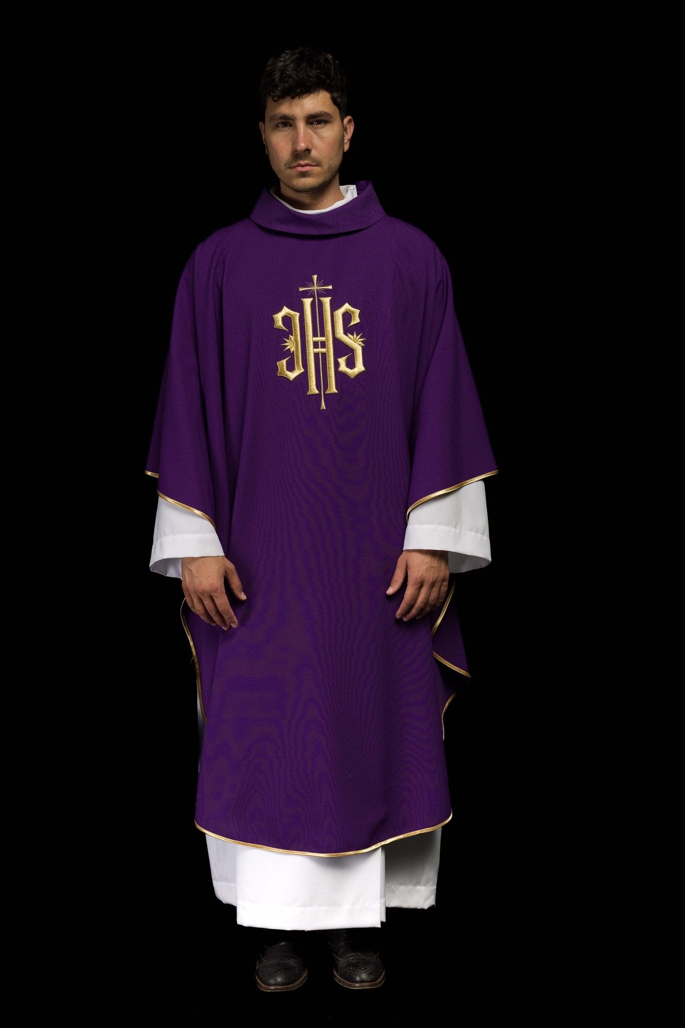 Chasuble brodée en violet avec motif IHS doré KOR/010/03/12 FIOLET - CHASUBLES.FR