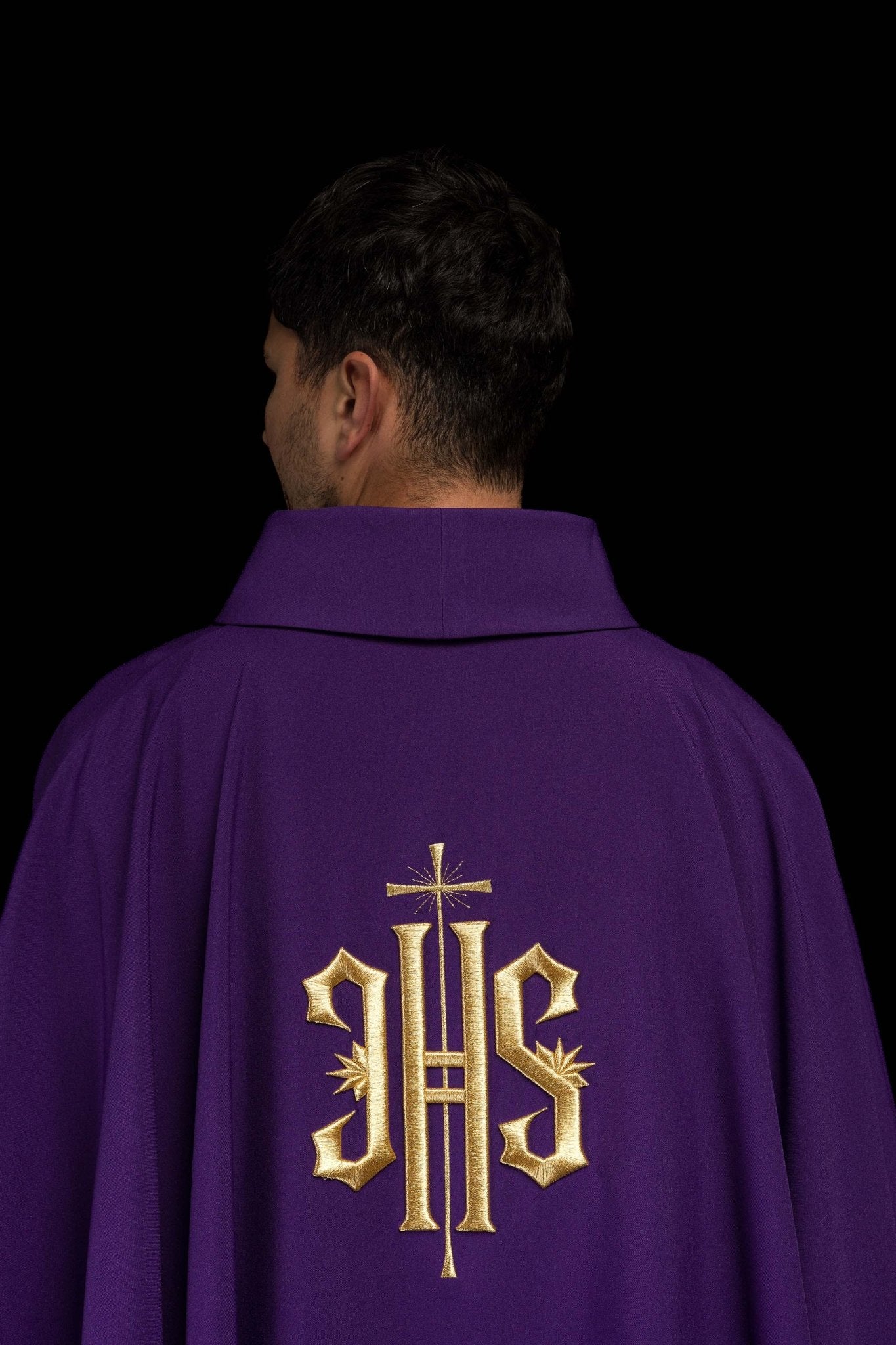 Chasuble brodée en violet avec motif IHS doré KOR/010/03/12 FIOLET - CHASUBLES.FR