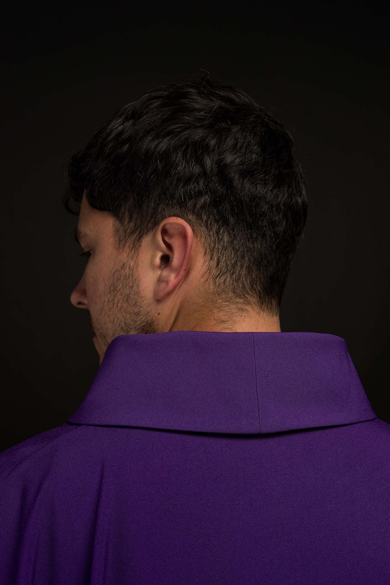 Chasuble brodée en violet avec motif IHS doré KOR/010/03/12 FIOLET - CHASUBLES.FR