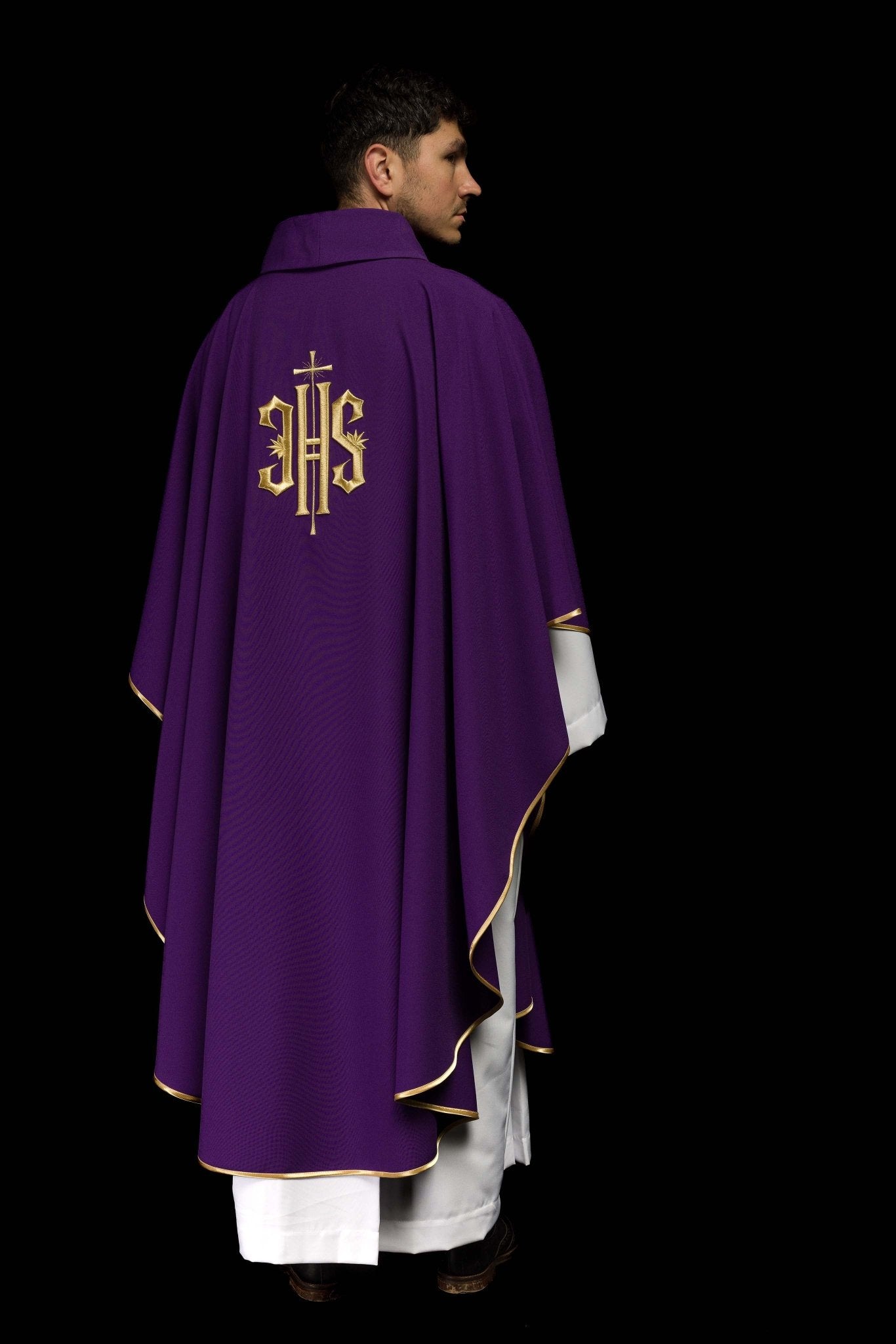 Chasuble brodée en violet avec motif IHS doré KOR/010/03/12 FIOLET - CHASUBLES.FR