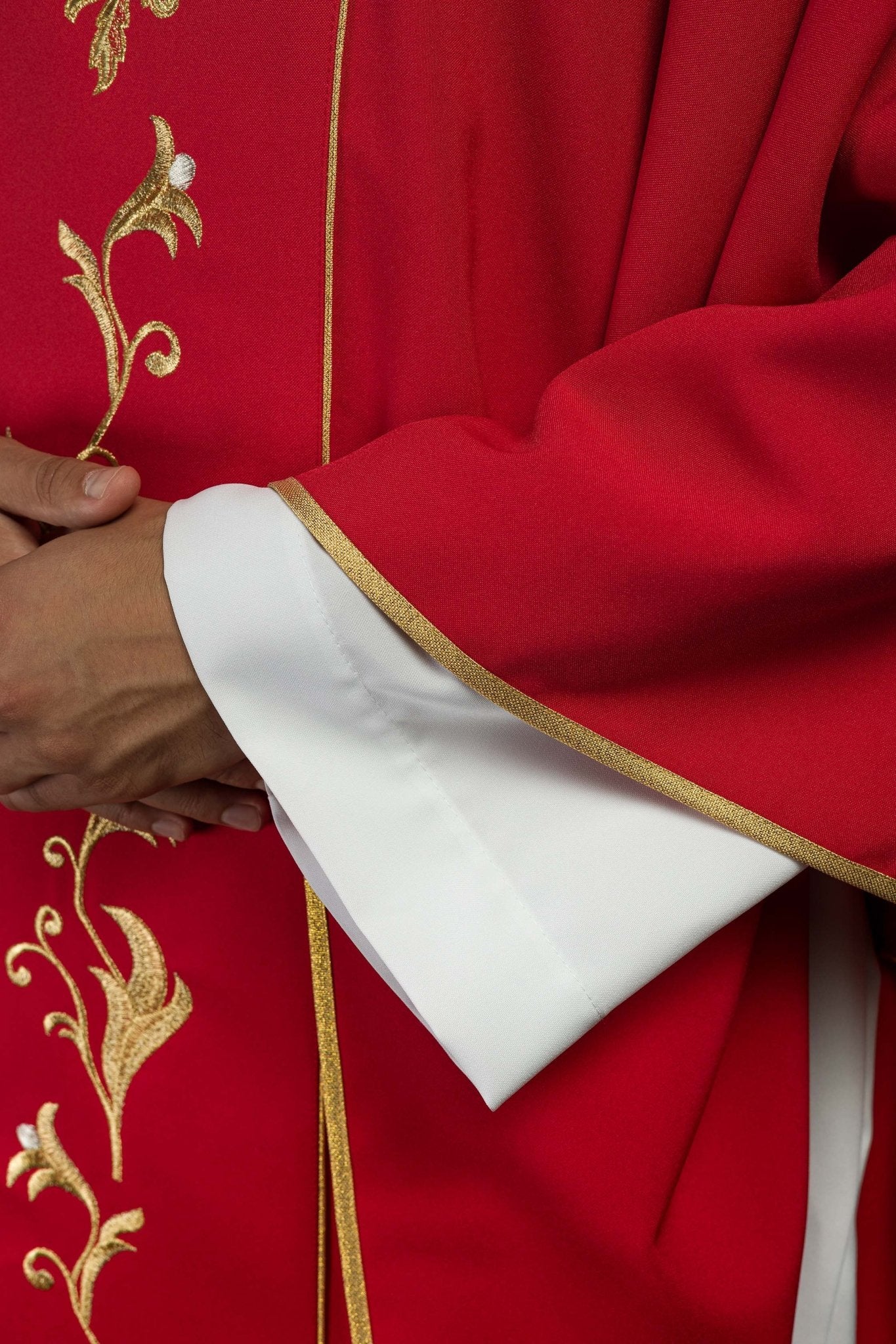 Chasuble brodée IHS avec ornements KOR/189/02/01 CZERWONY - CHASUBLES.FR
