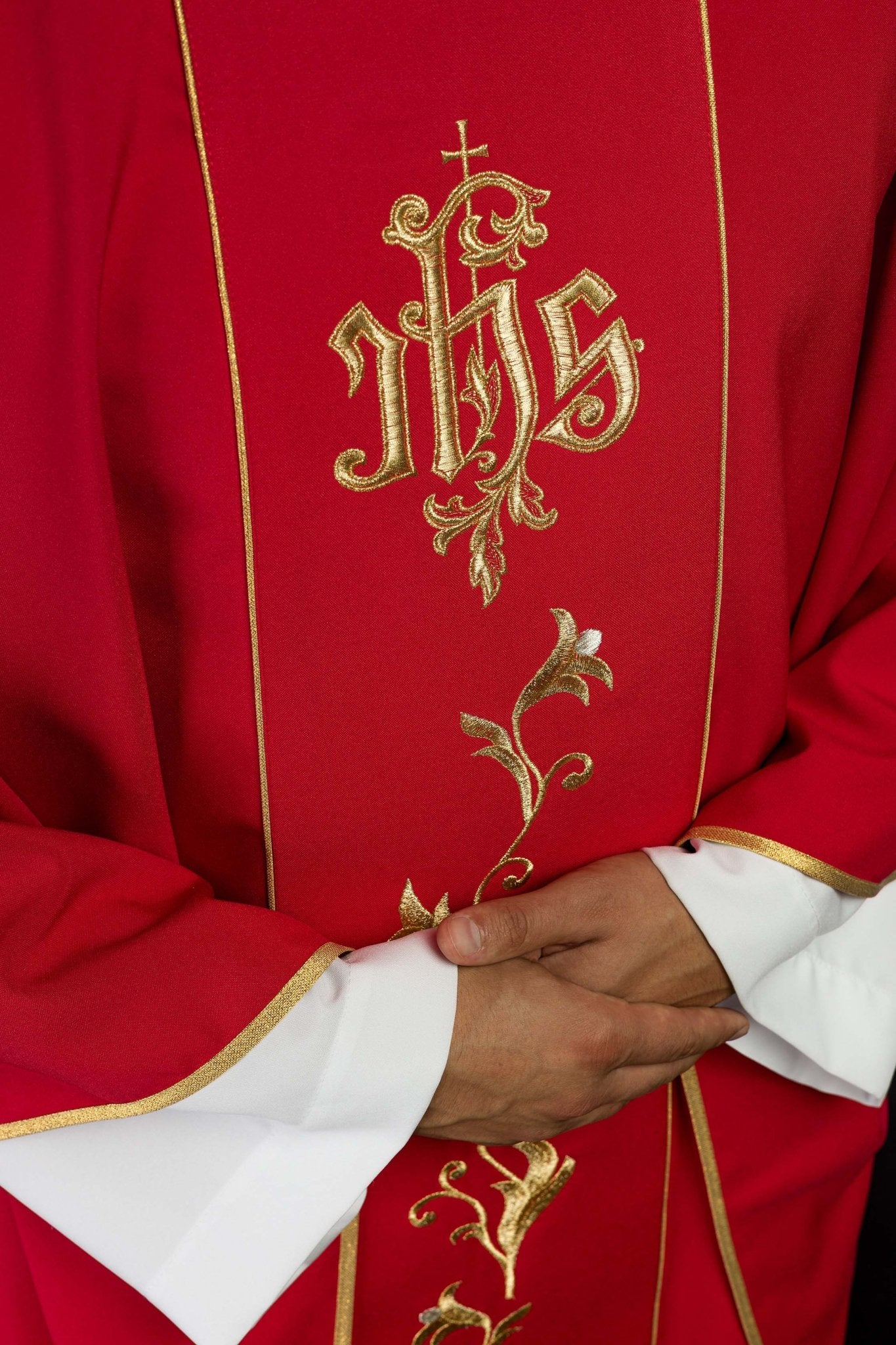 Chasuble brodée IHS avec ornements KOR/189/02/01 CZERWONY - CHASUBLES.FR