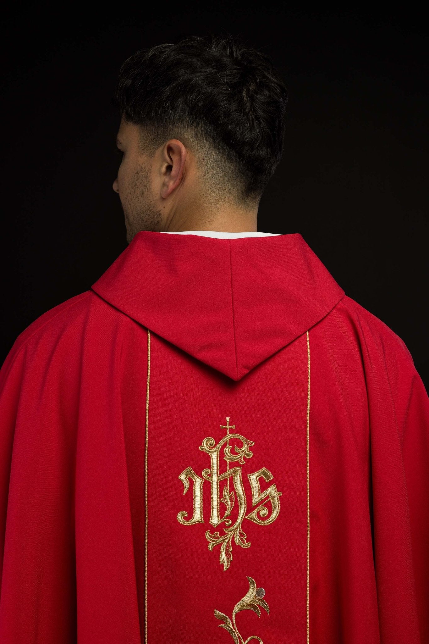 Chasuble brodée IHS avec ornements KOR/189/02/01 CZERWONY - CHASUBLES.FR