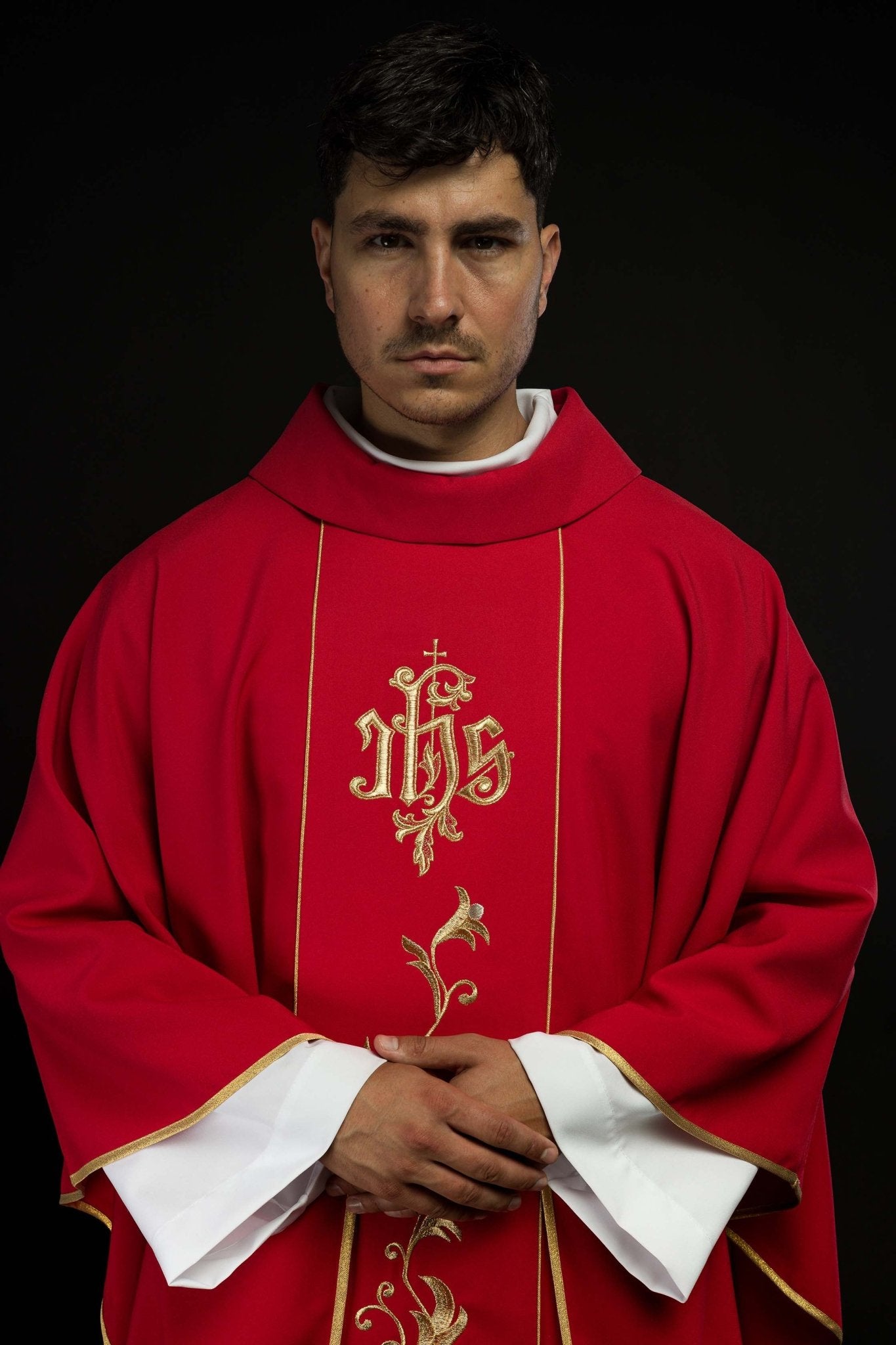 Chasuble brodée IHS avec ornements KOR/189/02/01 CZERWONY - CHASUBLES.FR