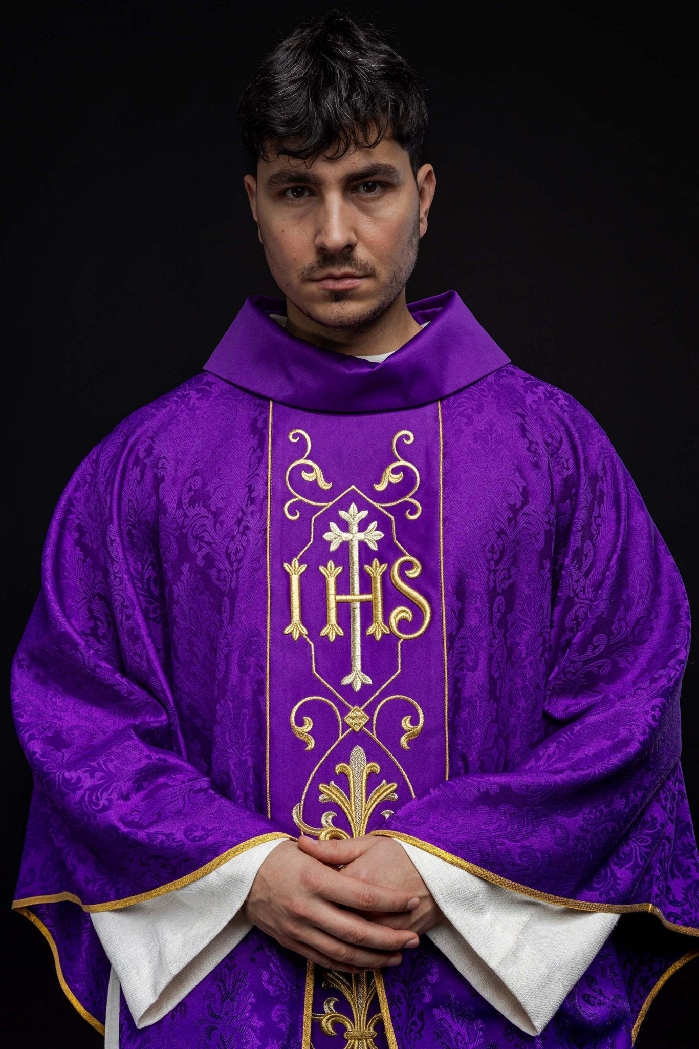 Chasuble brodée IHS Violet KOR/268/03/67 - CHASUBLES.FR