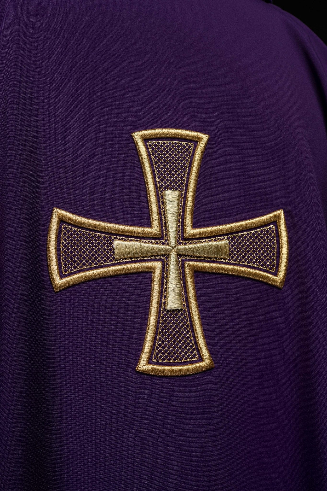 Chasuble brodée IHS Violet KOR/258/03/12 - CHASUBLES.FR