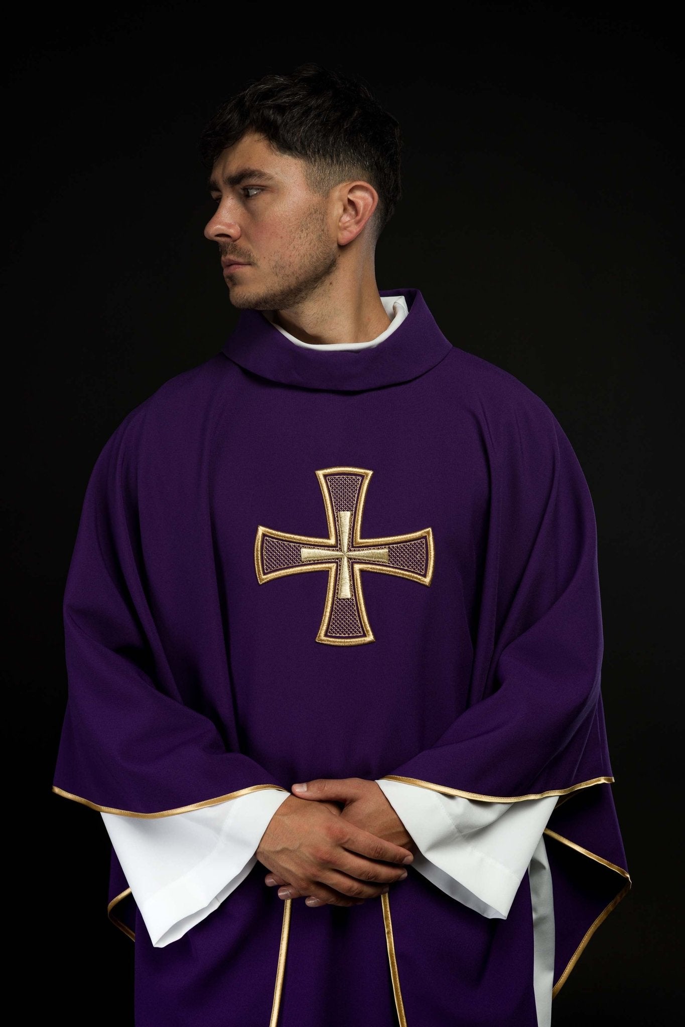 Chasuble brodée IHS Violet KOR/258/03/12 - CHASUBLES.FR