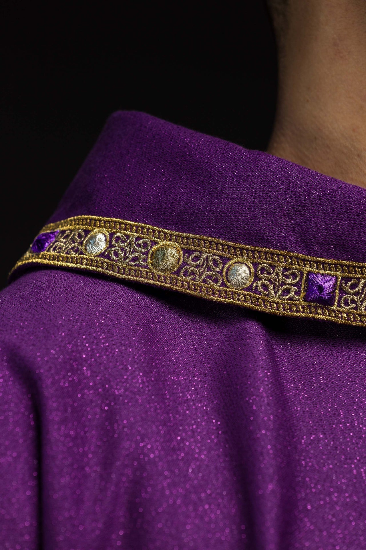 Chasuble brodée pour l’Avent confectionnée dans un tissu satiné S-7076-03-103 - CHASUBLES.FR