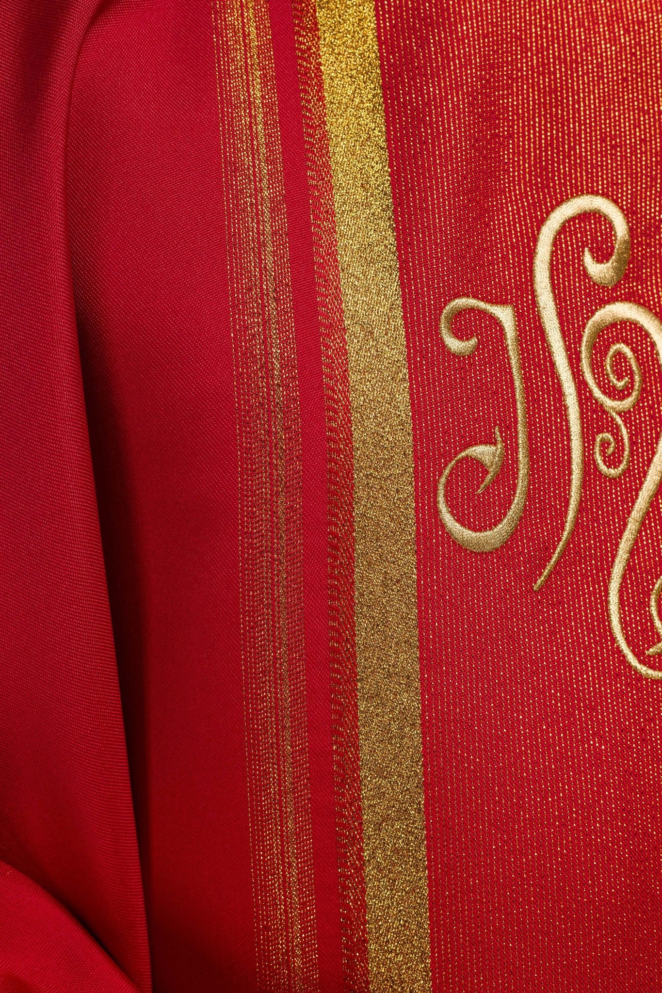 Chasuble brodée rouge avec motif IHS avec dorure KOR/183/02/27 CZERWONY - CHASUBLES.FR