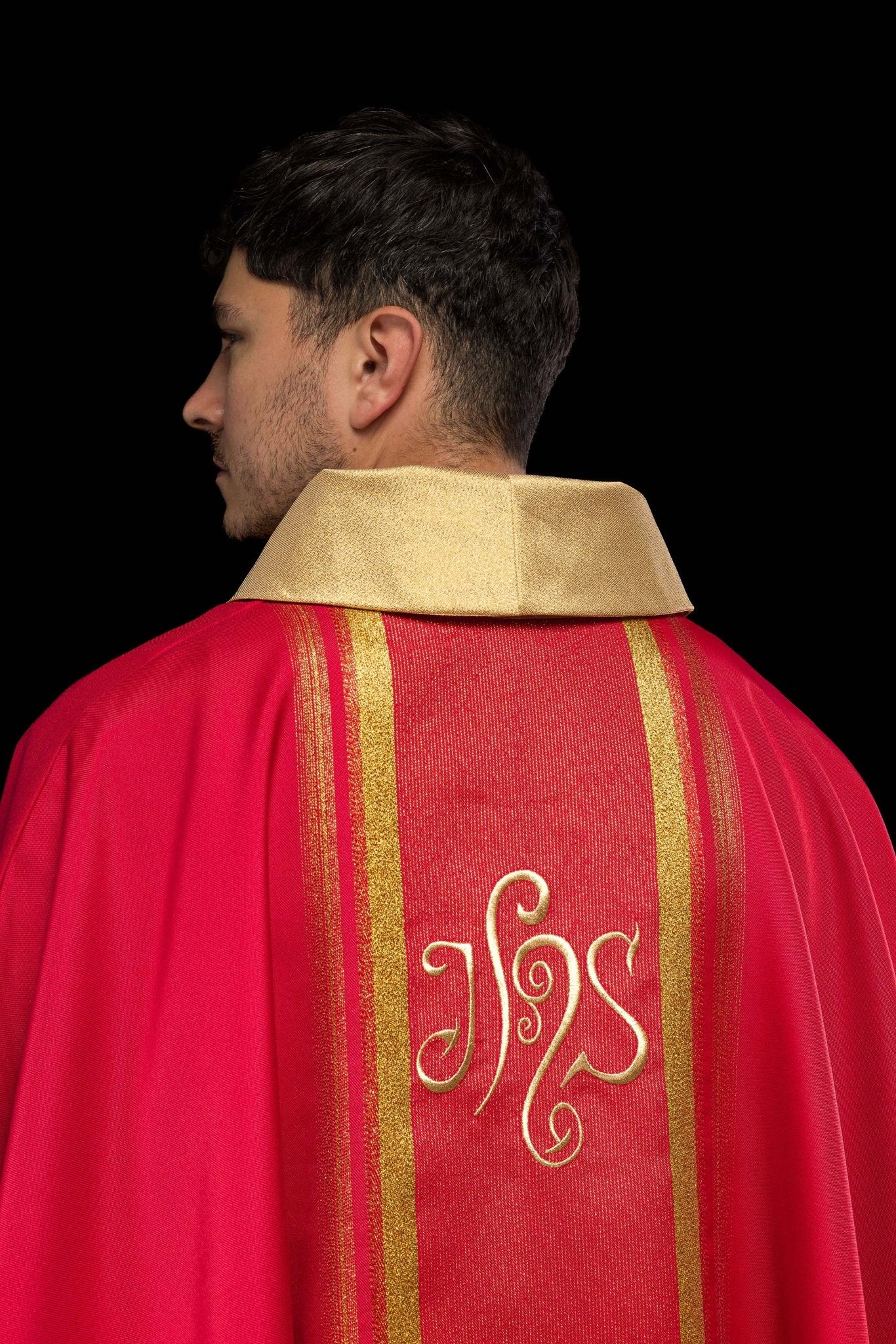Chasuble brodée rouge avec motif IHS avec dorure KOR/183/02/27 CZERWONY - CHASUBLES.FR