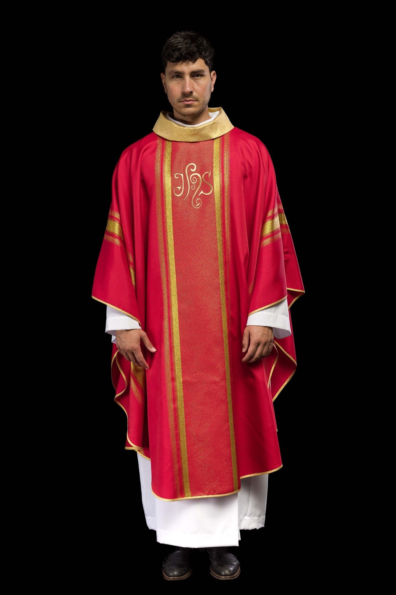 Chasuble brodée rouge avec motif IHS avec dorure KOR/183/02/27 CZERWONY - CHASUBLES.FR