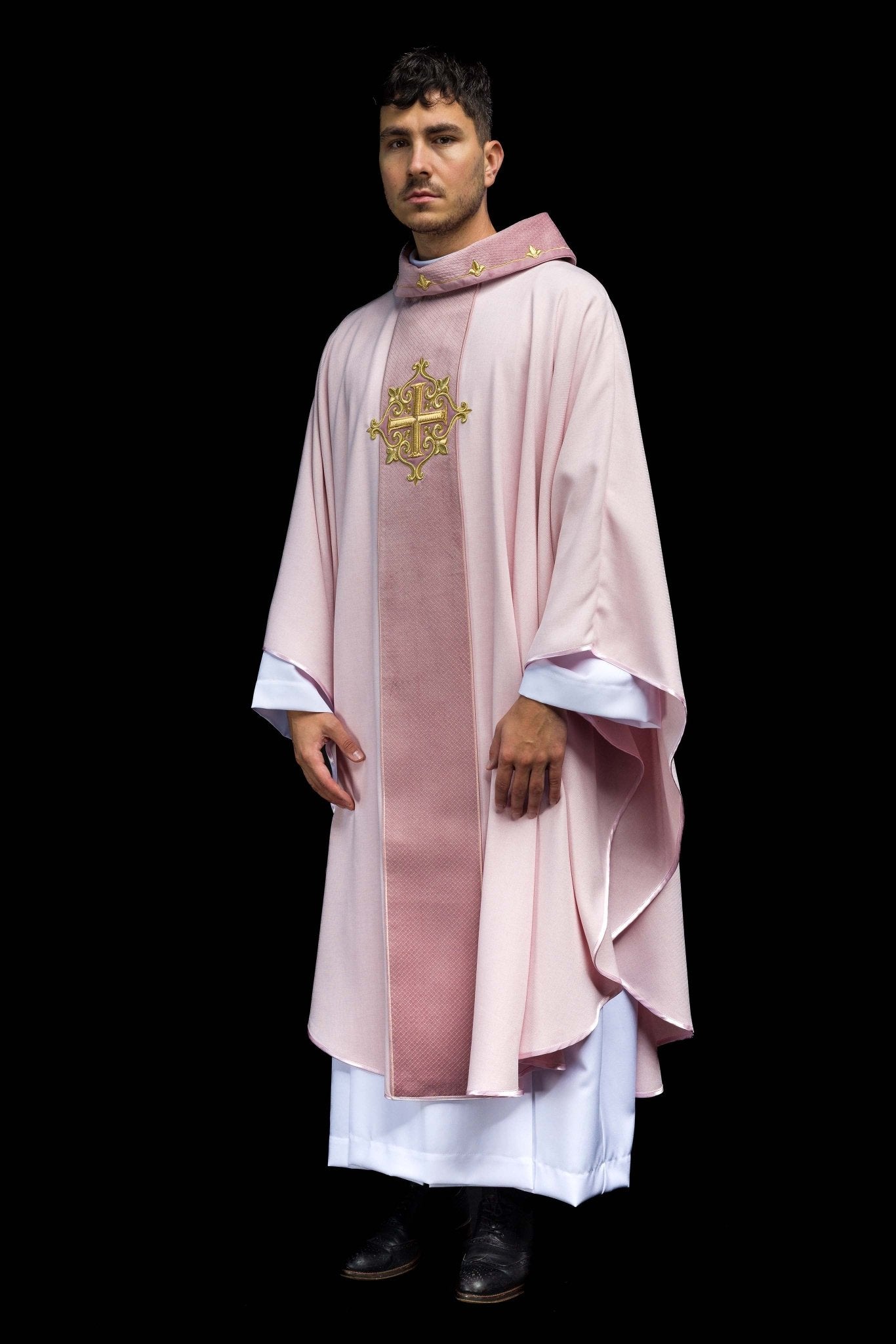 Chasuble brodée sur velours avec le symbole de la Croix Rose LE/7029/08 - CHASUBLES.FR