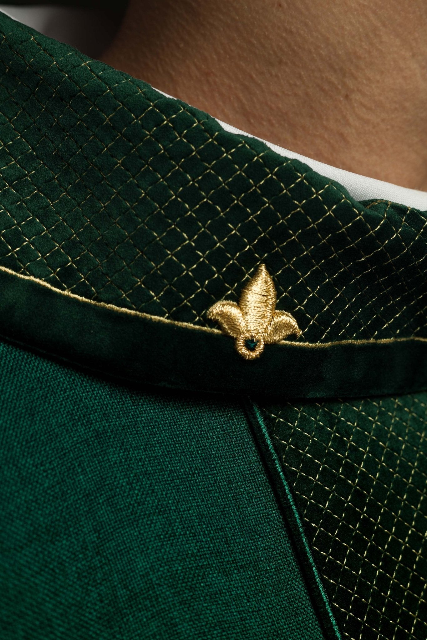 Chasuble brodée sur velours avec le symbole de la Croix verte LE/7029/01 - CHASUBLES.FR
