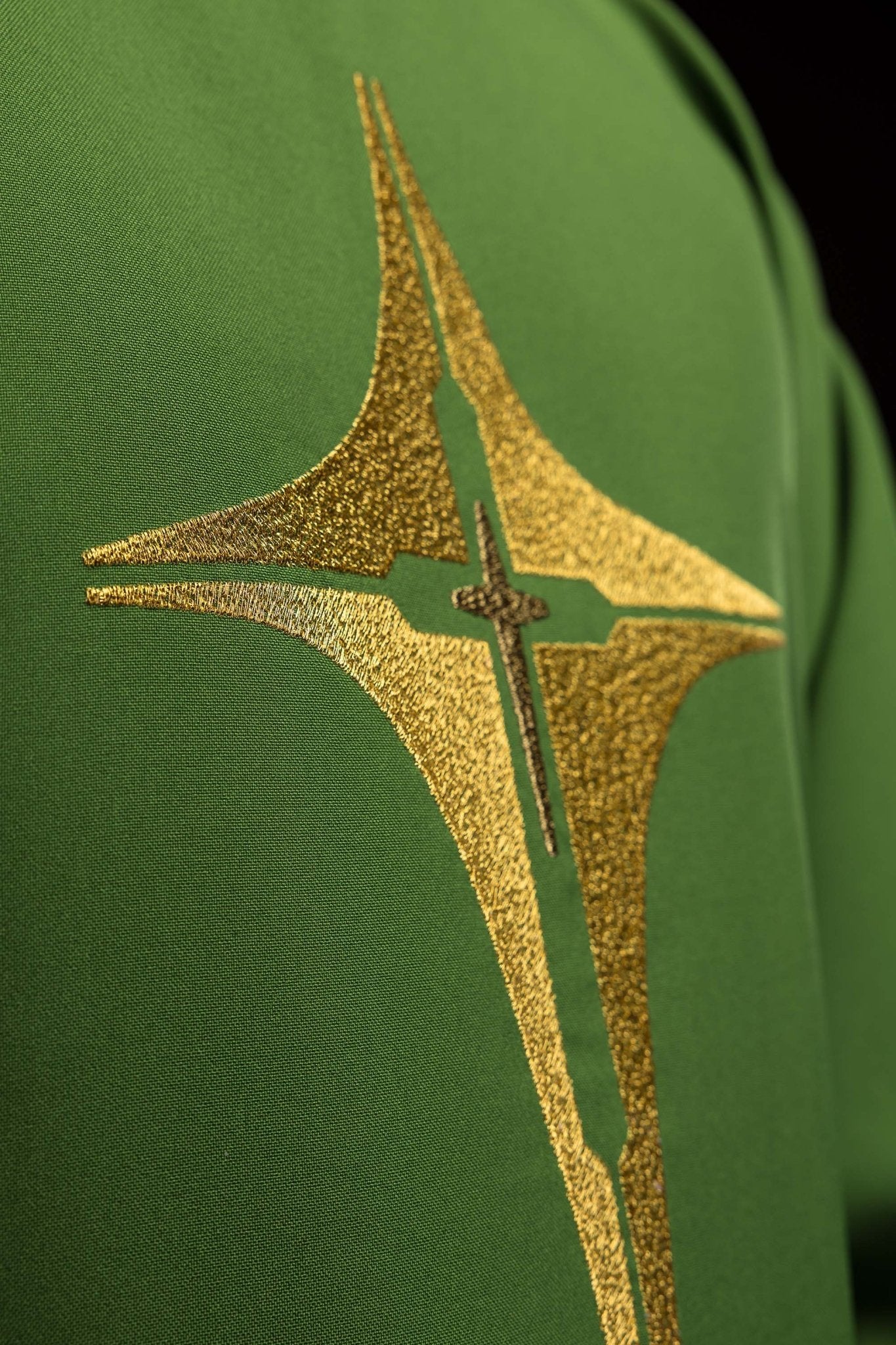Chasuble brodée verte avec croix KOR/002/01/12 ZIELONY - CHASUBLES.FR