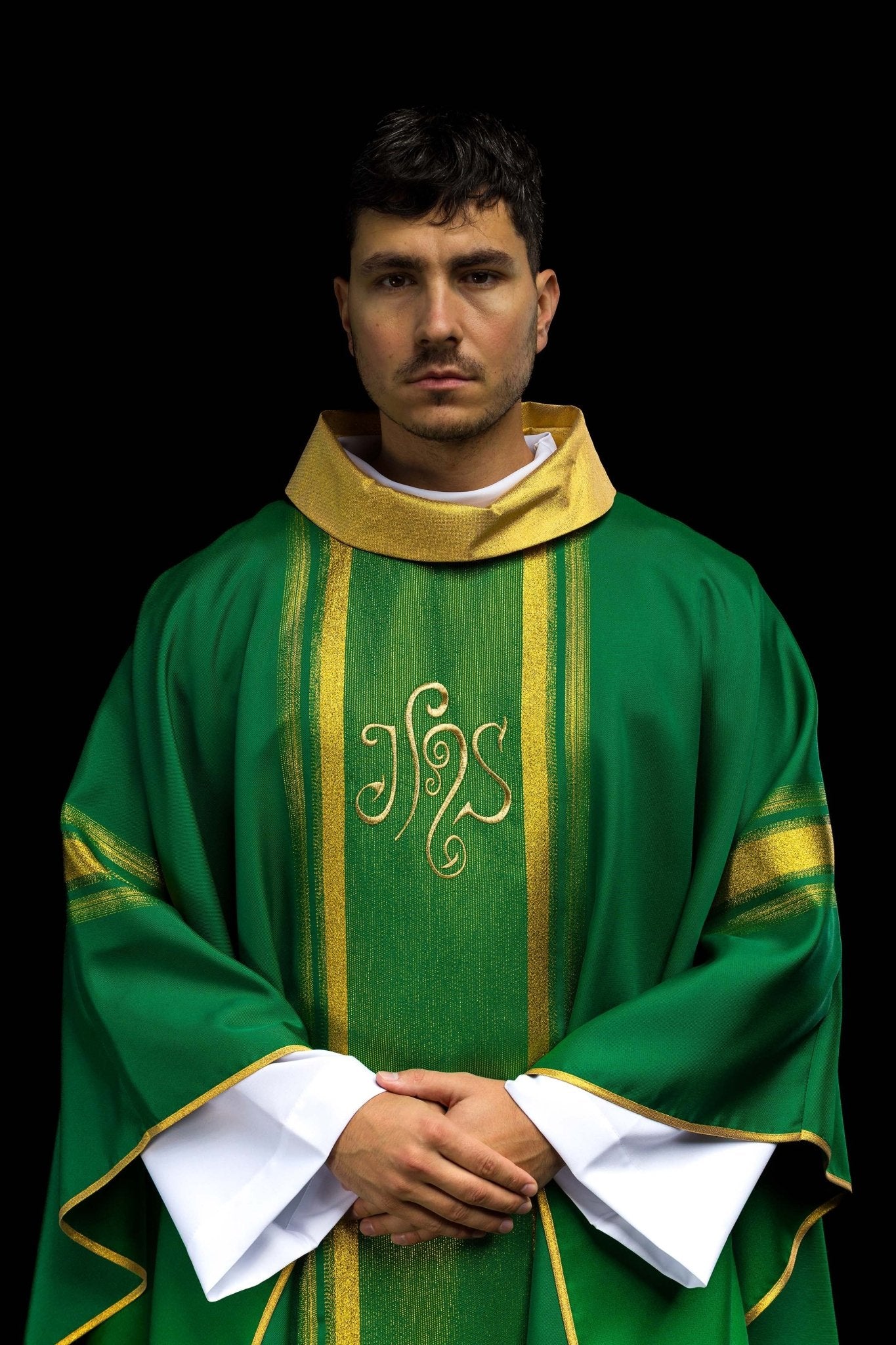 Chasuble brodée verte avec motif IHS avec dorure KOR/183/01/27 ZIELONY - CHASUBLES.FR
