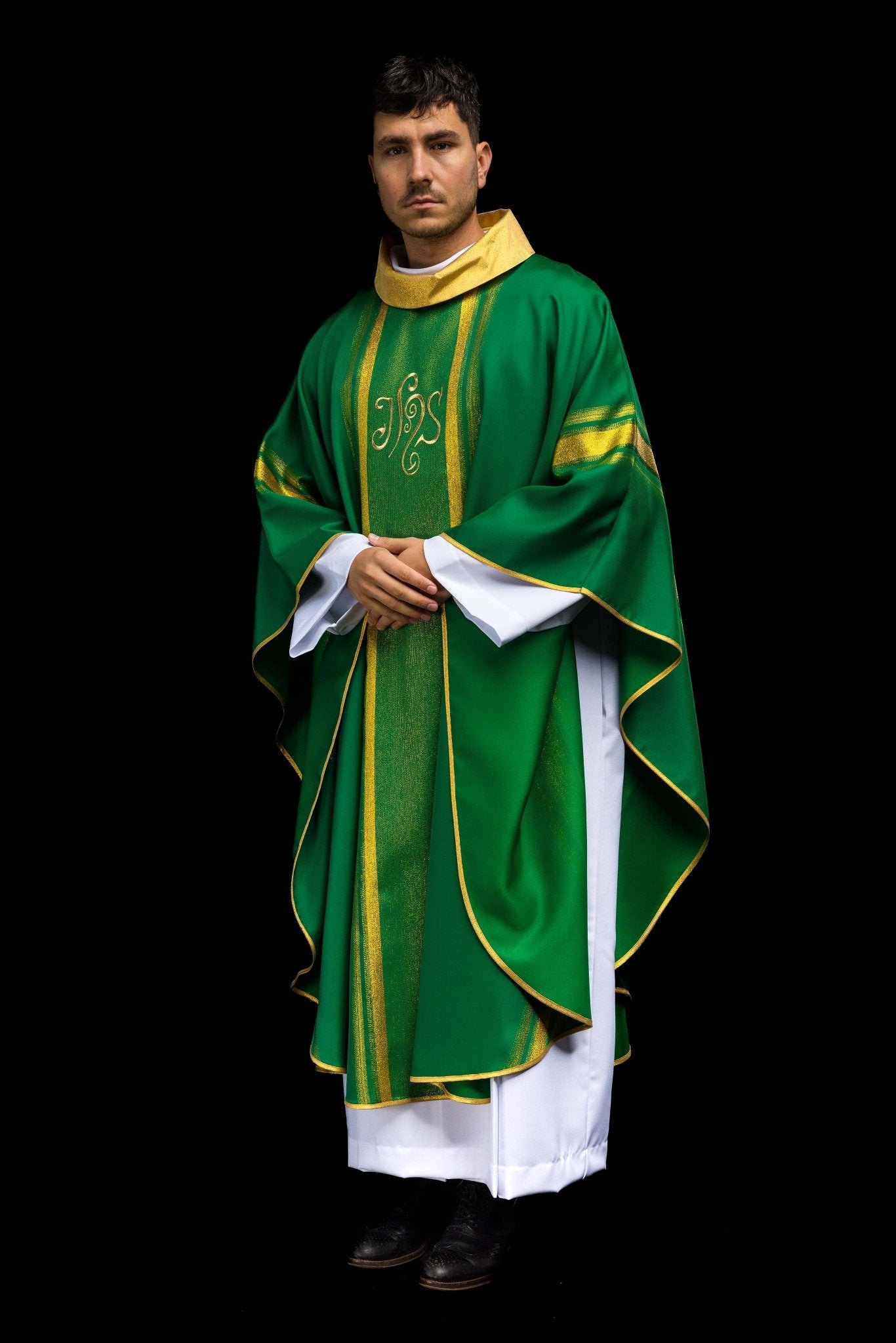 Chasuble brodée verte avec motif IHS avec dorure KOR/183/01/27 ZIELONY - CHASUBLES.FR