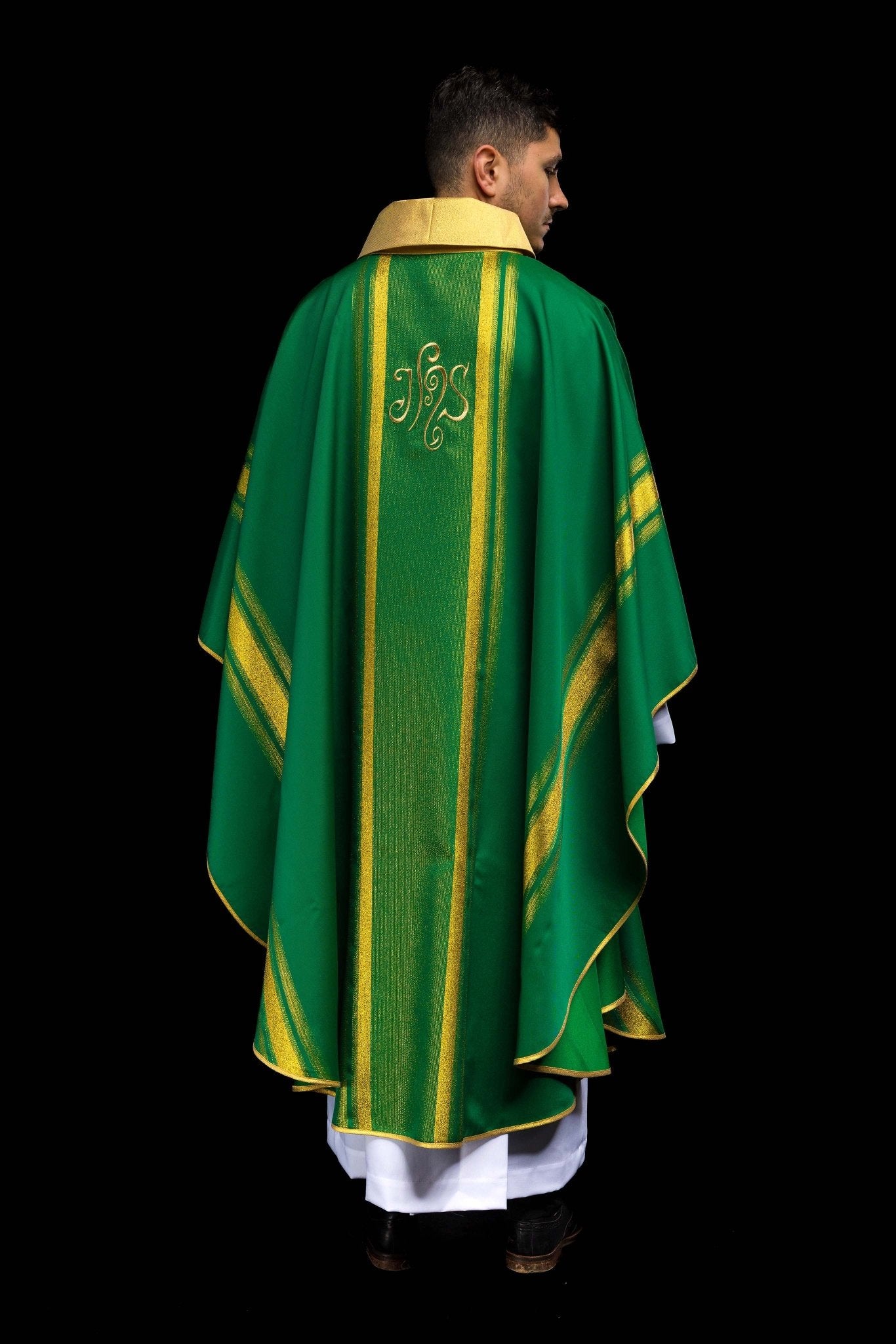 Chasuble brodée verte avec motif IHS avec dorure KOR/183/01/27 ZIELONY - CHASUBLES.FR