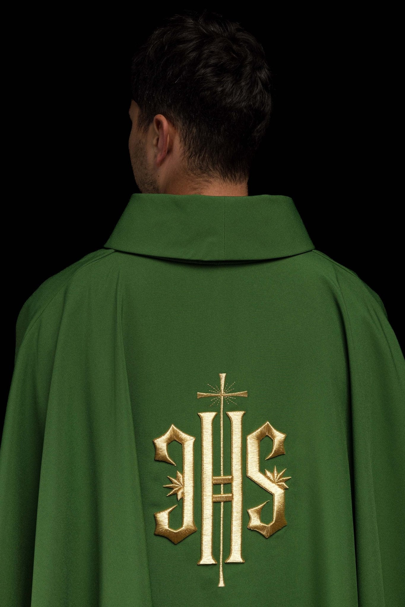 Chasuble brodée verte avec motif IHS doré KOR/010/01/12 ZIELONY - CHASUBLES.FR