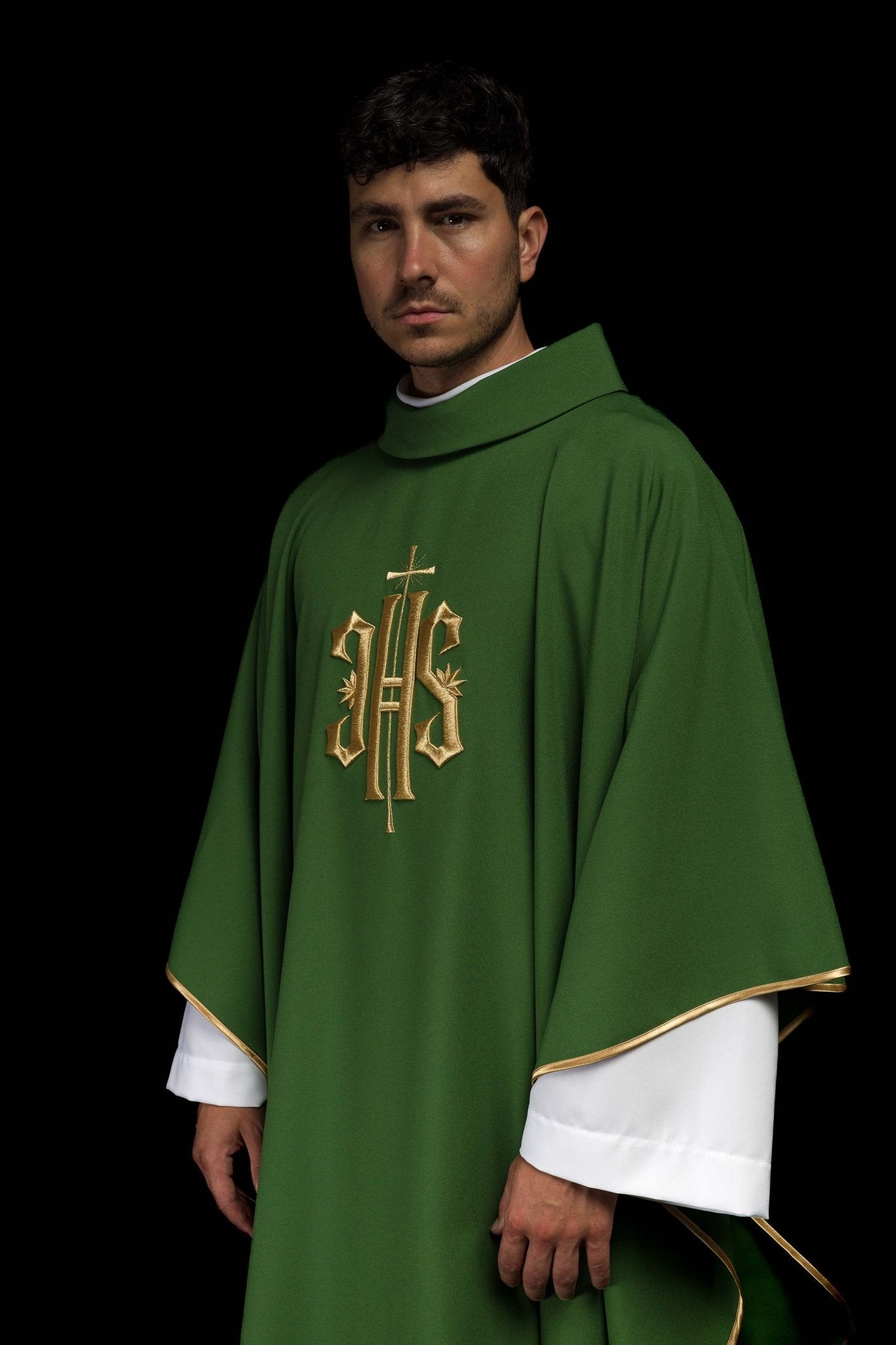 Chasuble brodée verte avec motif IHS doré KOR/010/01/12 ZIELONY - CHASUBLES.FR