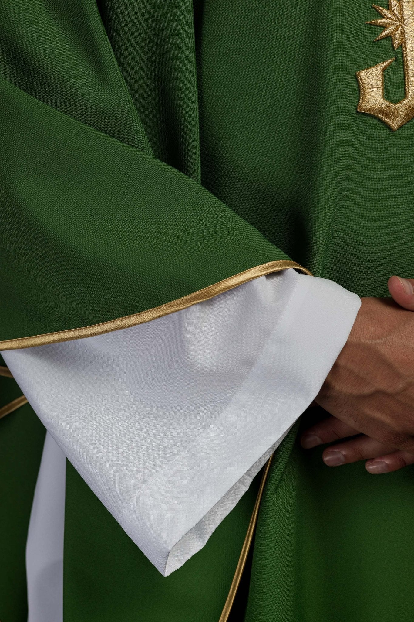 Chasuble brodée verte avec motif IHS doré KOR/010/01/12 ZIELONY - CHASUBLES.FR
