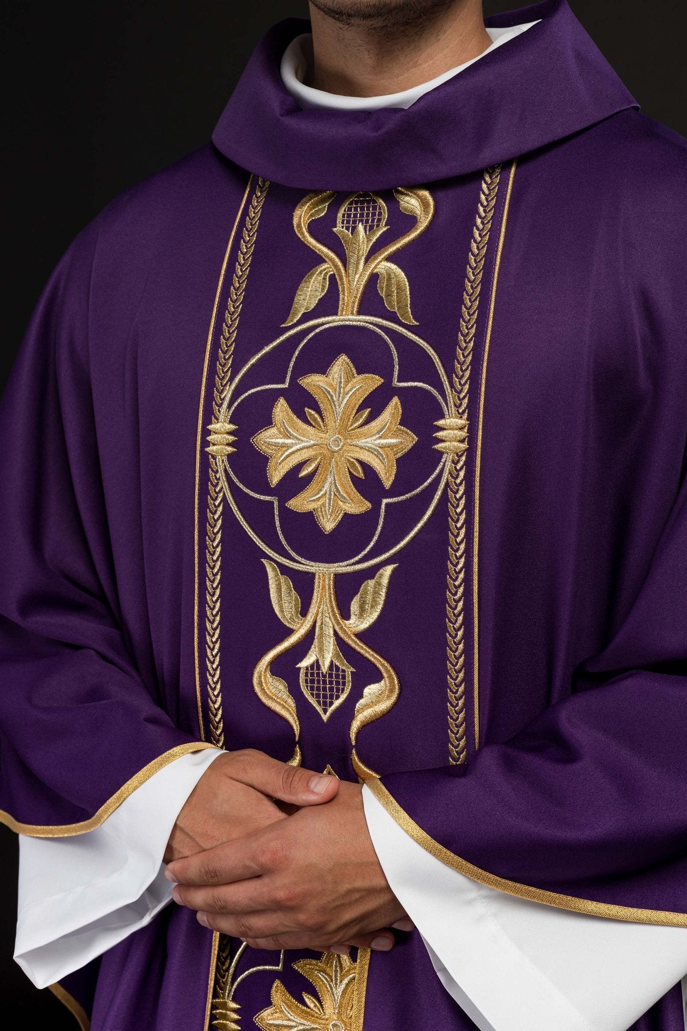 Chasuble brodée violette avec bande décorative KOR/267/03/53 - CHASUBLES.FR