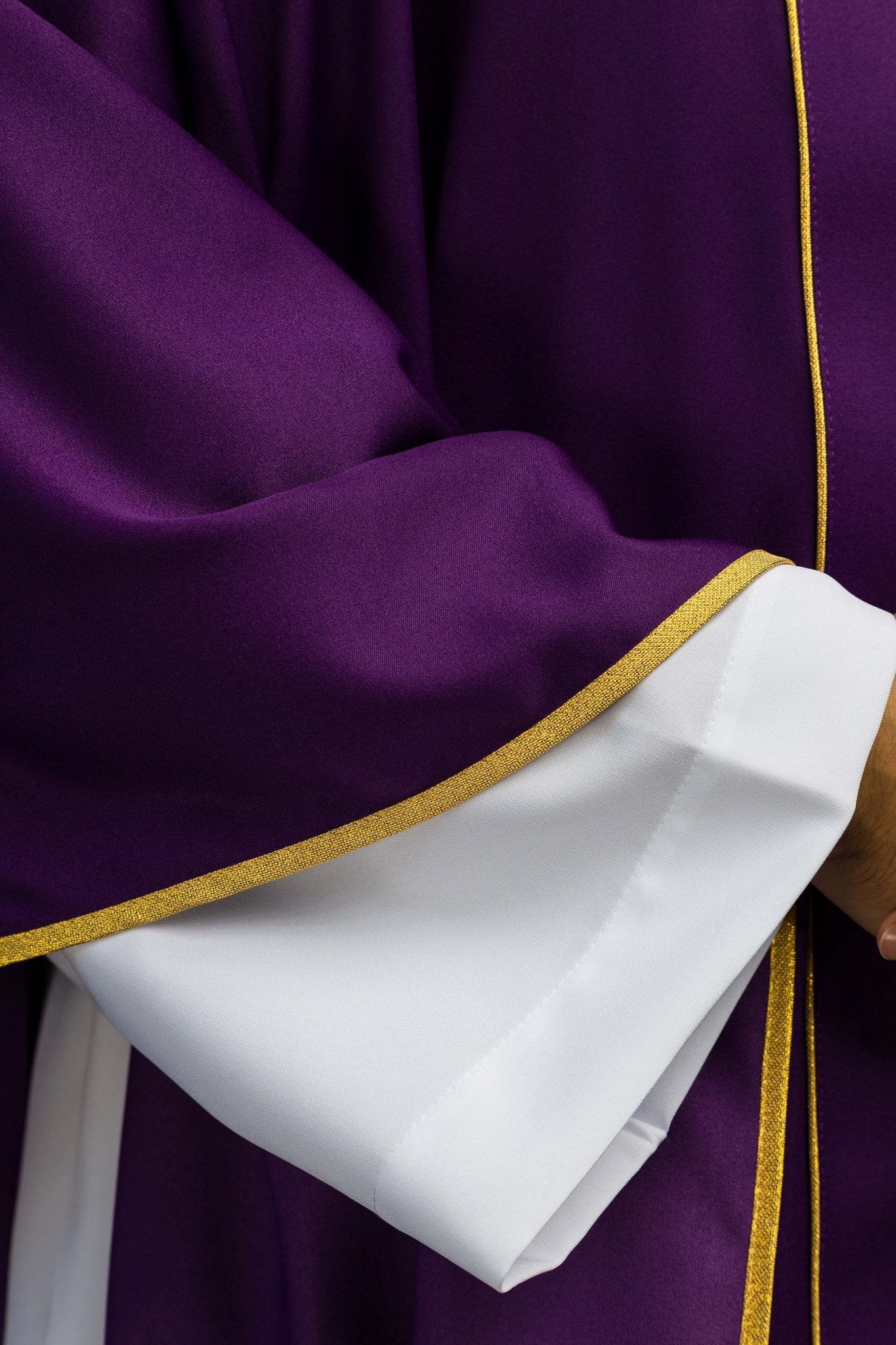 Chasuble Croix et oreilles en violet KOR/375/03/53 FIOLET - CHASUBLES.FR